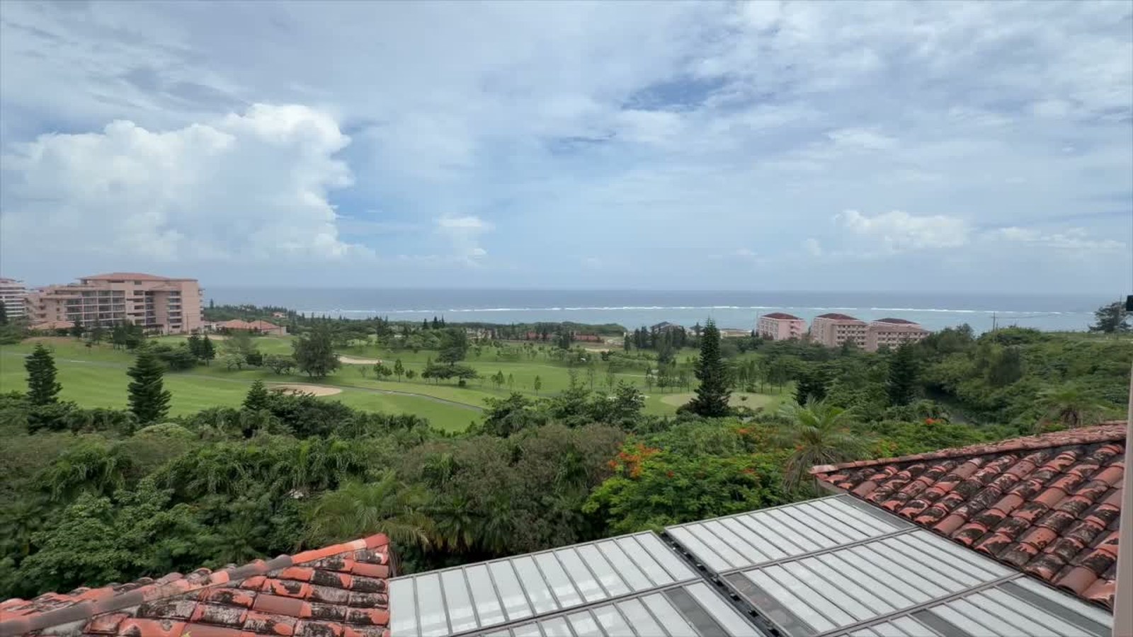 ベランダから見た景色。ゴルフ場と海