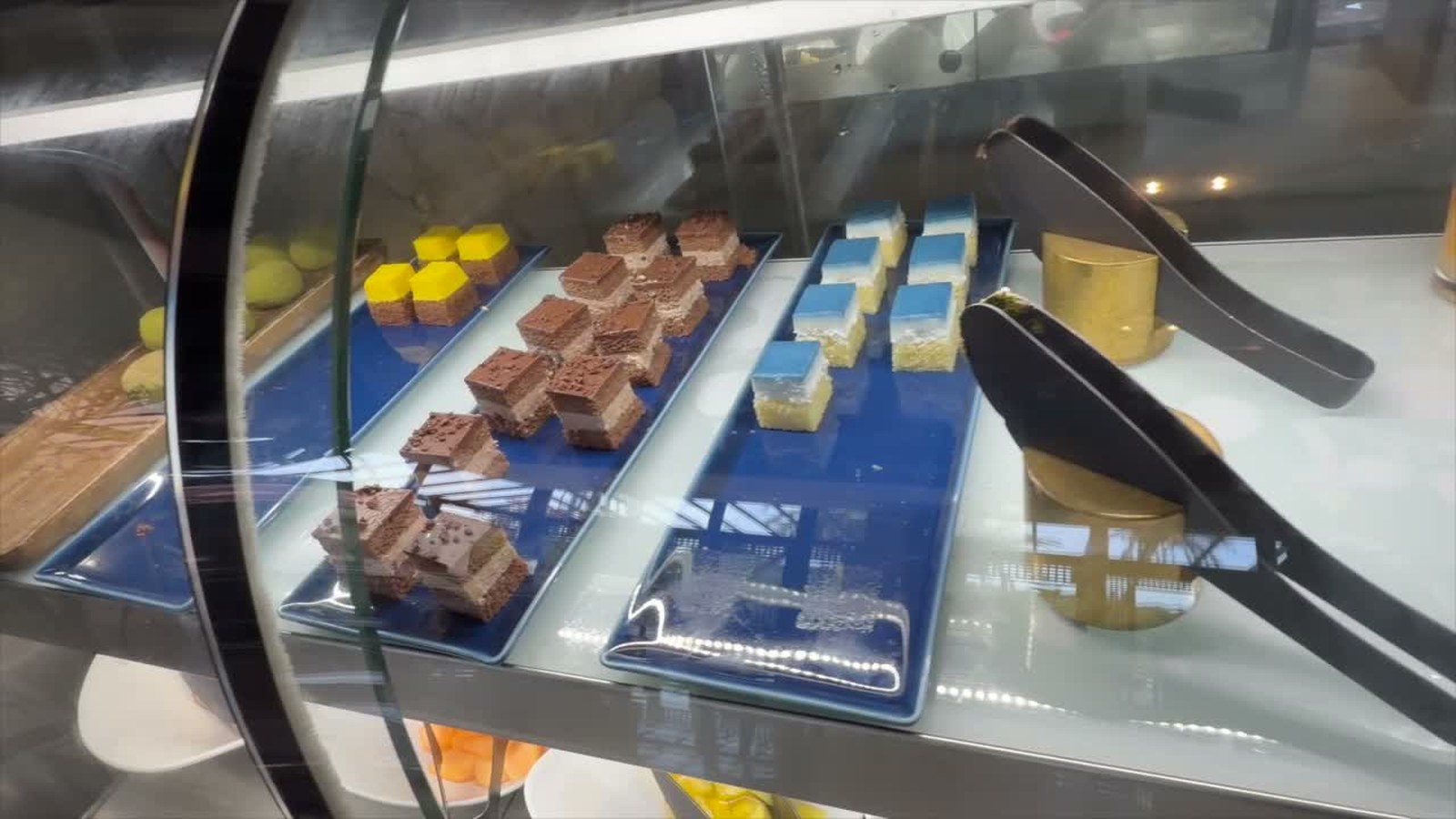 ショーケースに並ぶケーキ