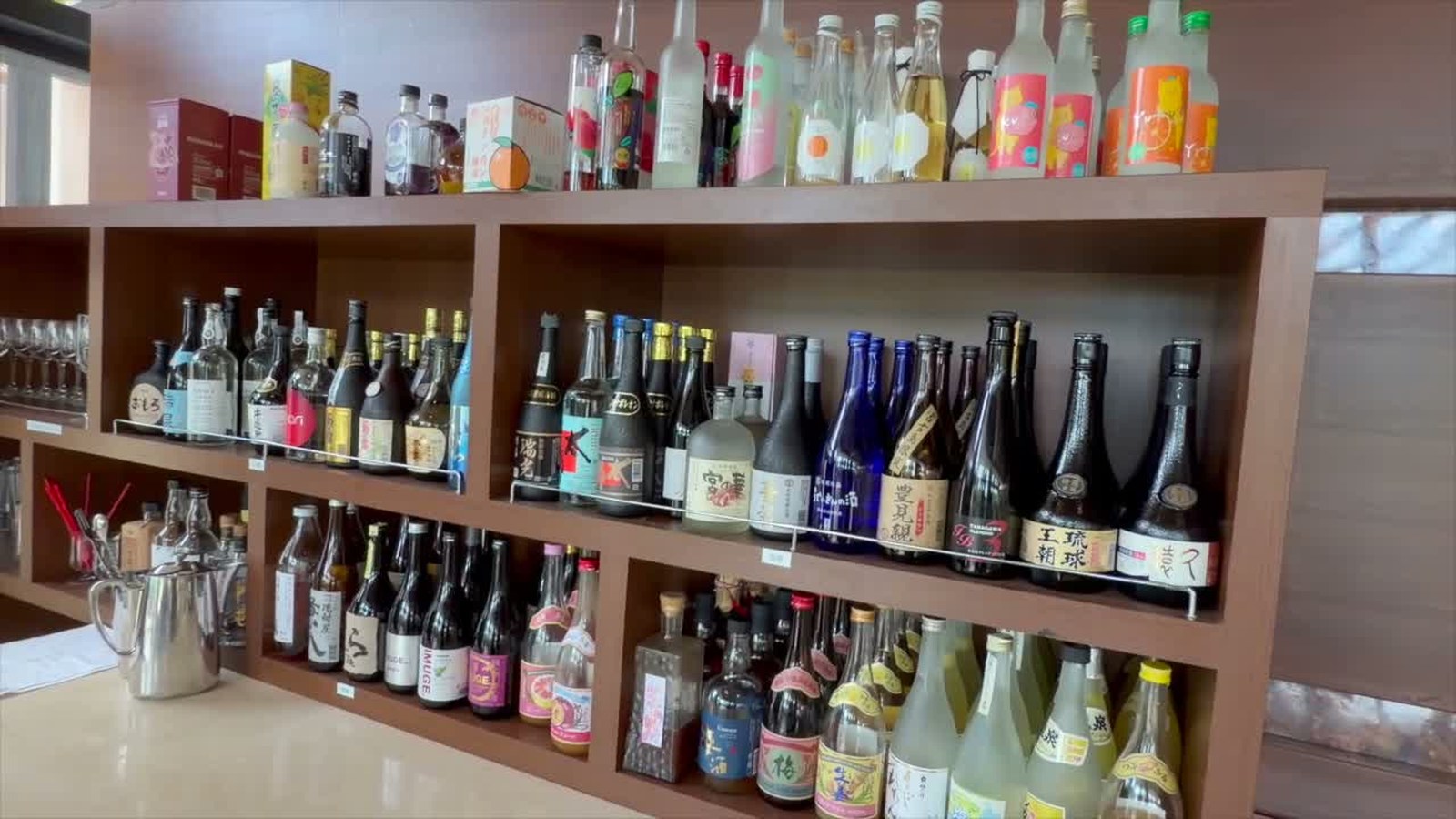 棚にずらりと並んだ焼酎の瓶
