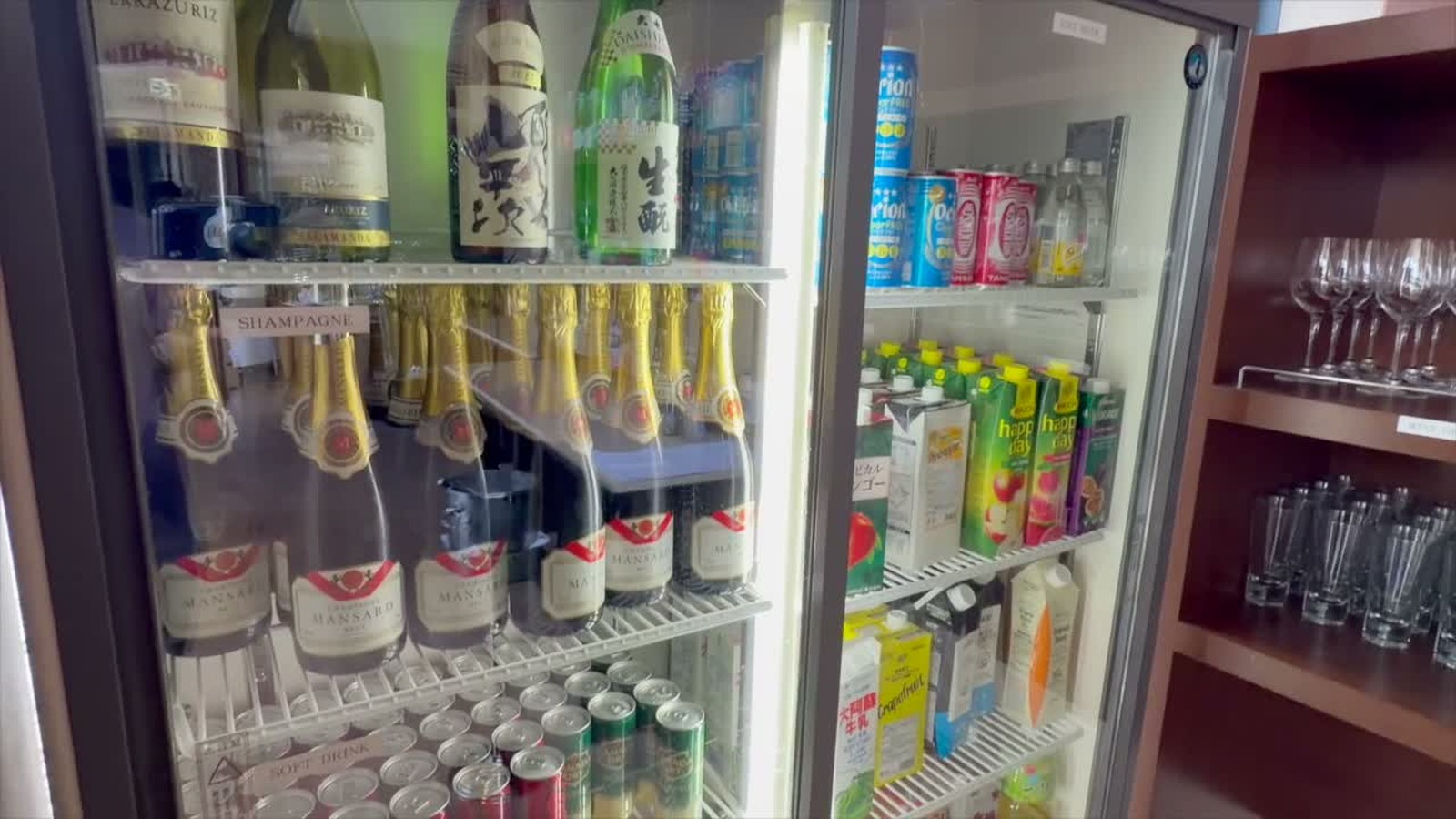 冷蔵庫の中。シャンパンやソフトドリンク