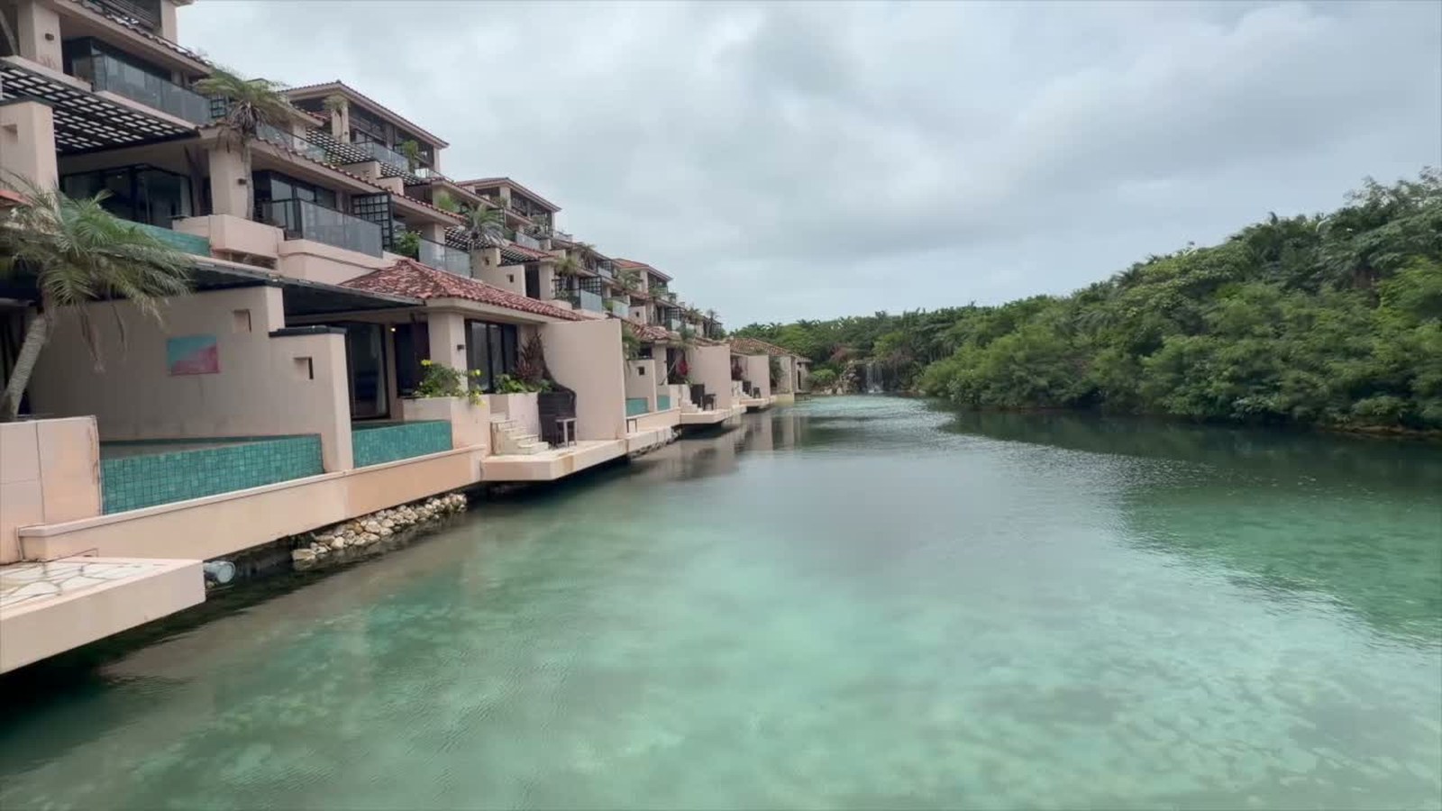 客室に囲まれたラグーン。エメラルドグリーンの水面
