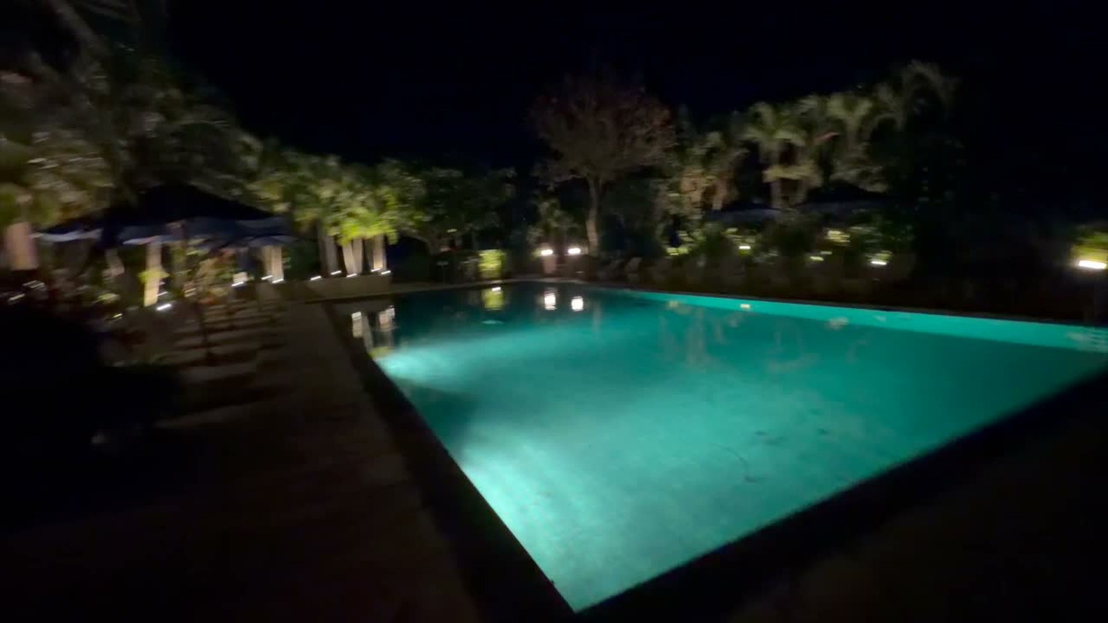 青く光る夜のプール