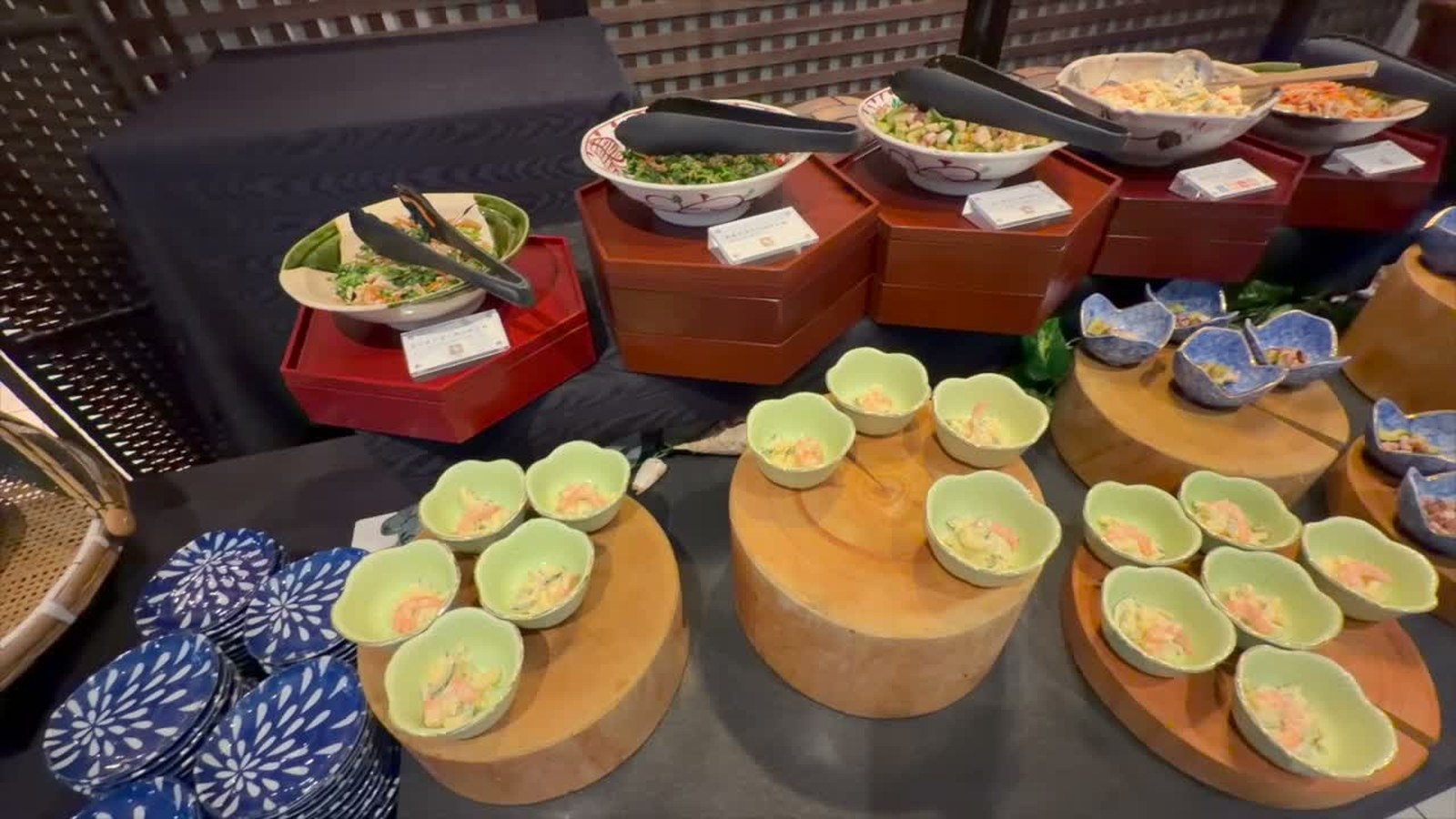 小鉢がずらりと並んだビュッフェ台