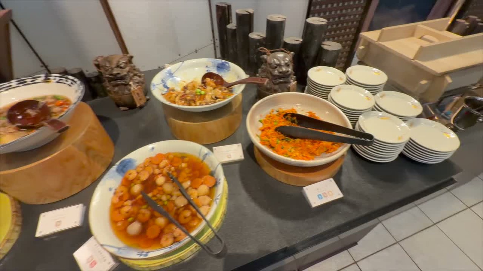 大鉢に盛られた料理と取り皿