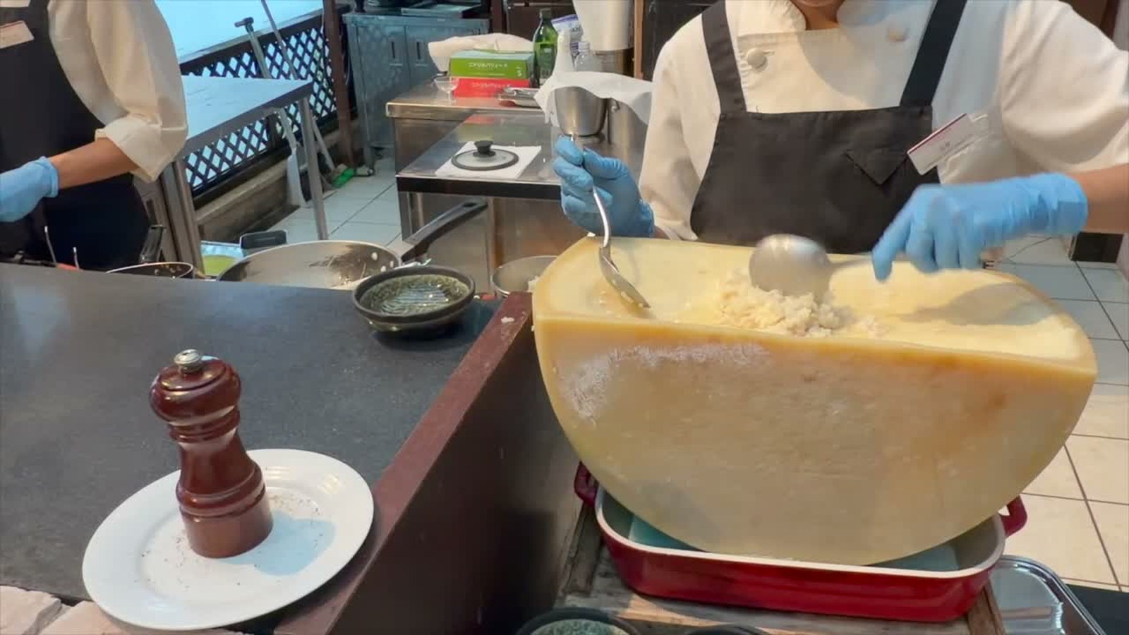 大きなチーズの上でリゾットを仕上げているところ