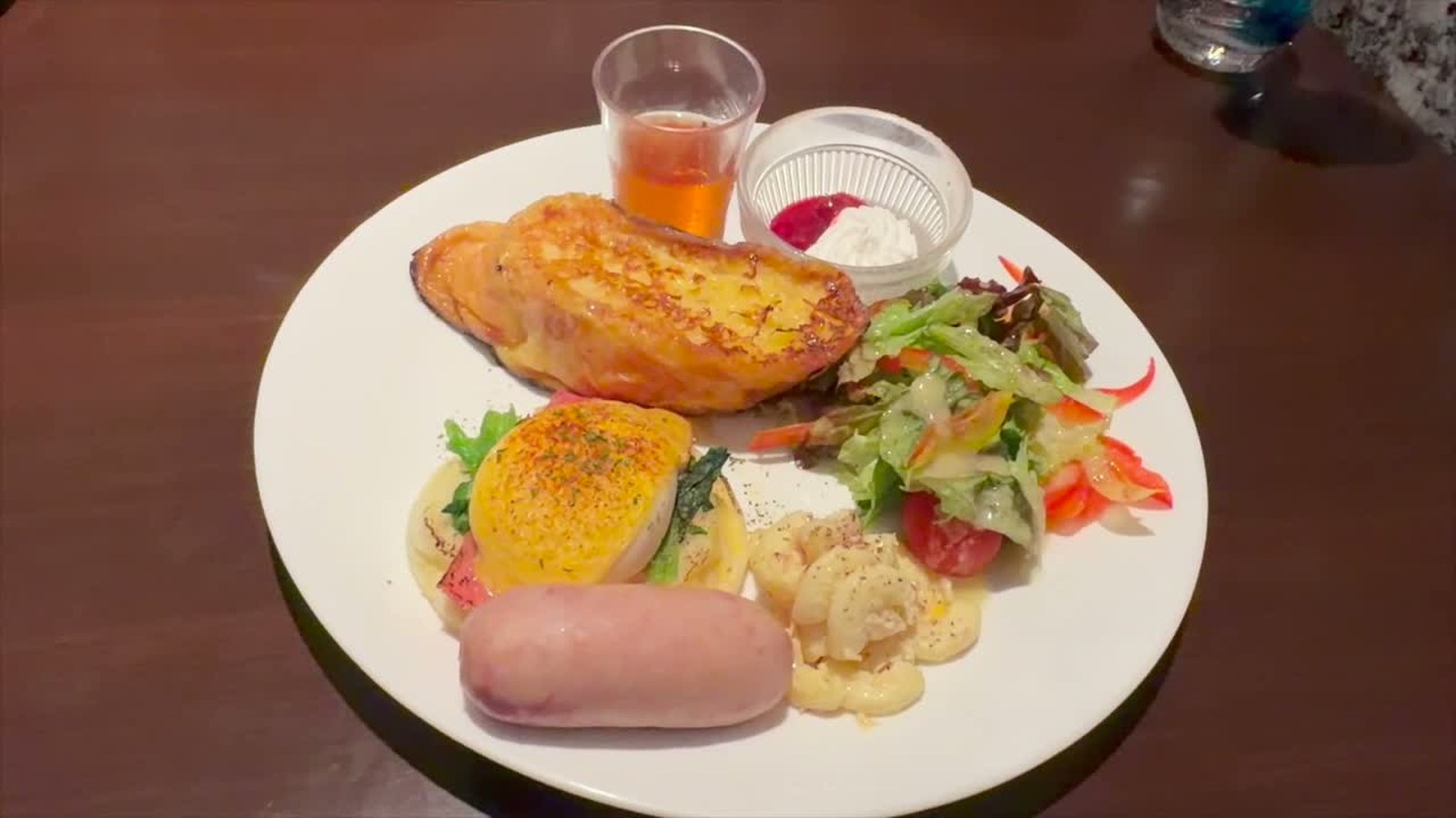エッグベネディクトとフレンチトーストの盛り合わせ