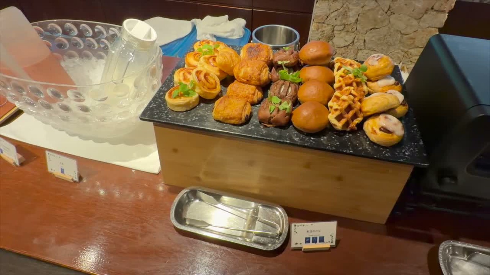 パンとペストリーが並ぶトレー