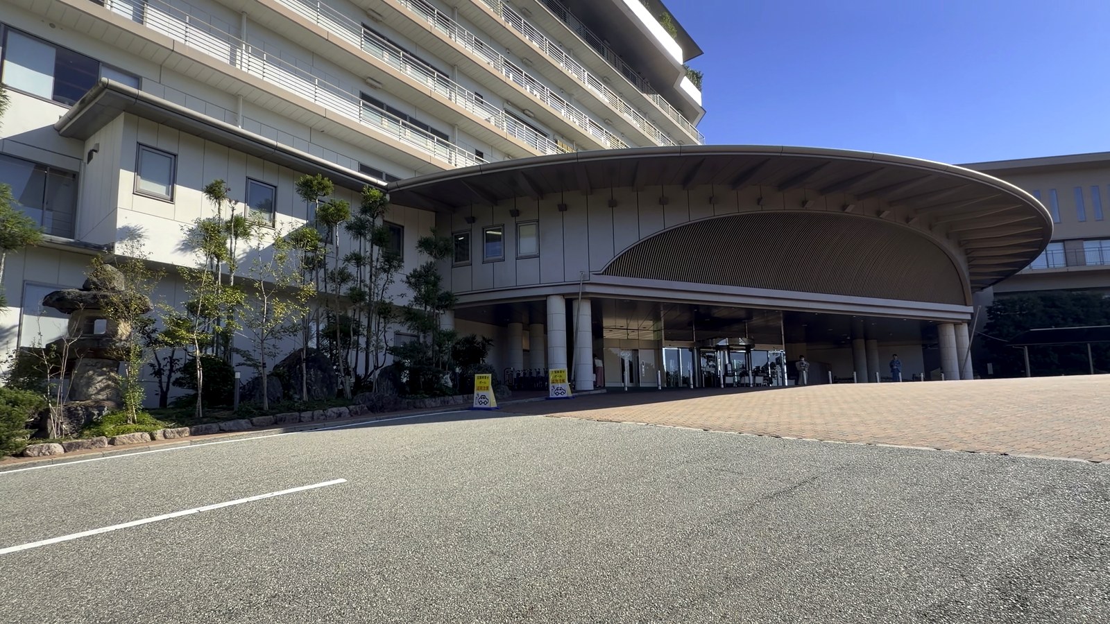 大きな丸い屋根の玄関