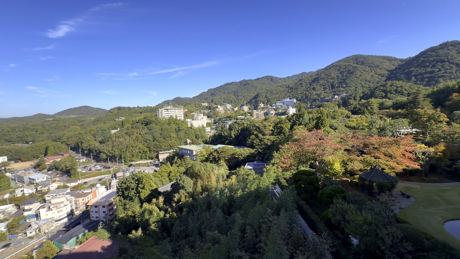 バルコニーから見た温泉街の谷と山並み