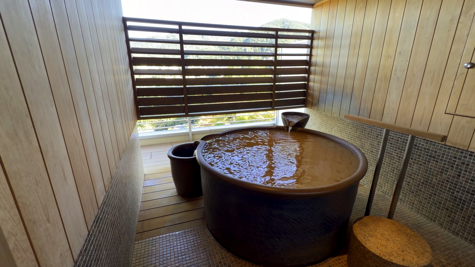 茶色い金泉の、丸い陶器の湯船