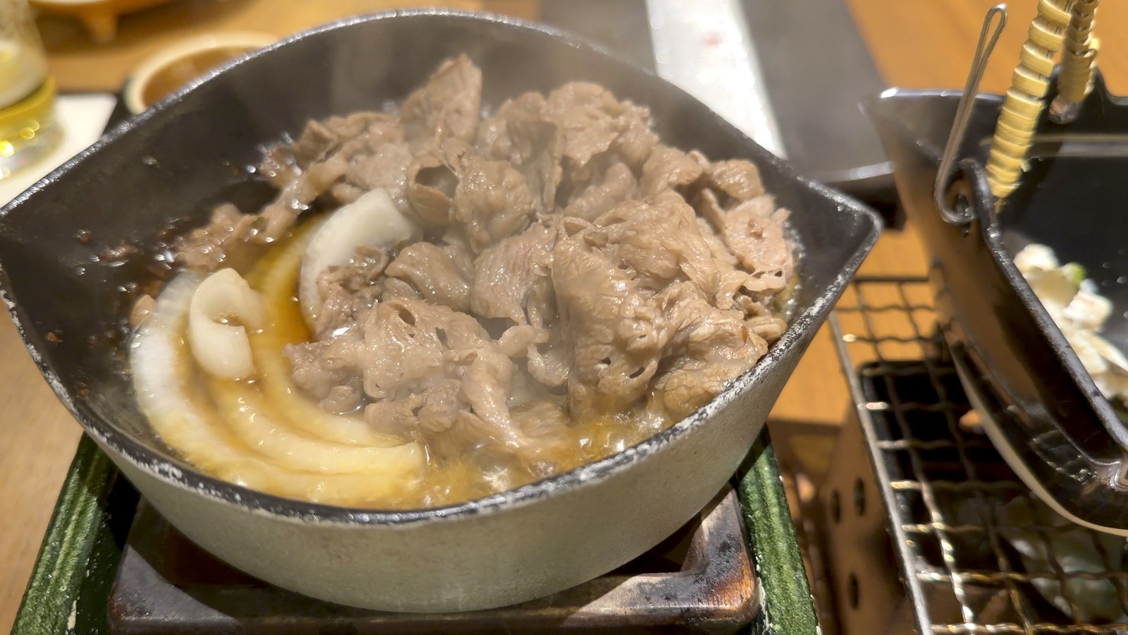 ぐつぐつ煮えるすき焼き