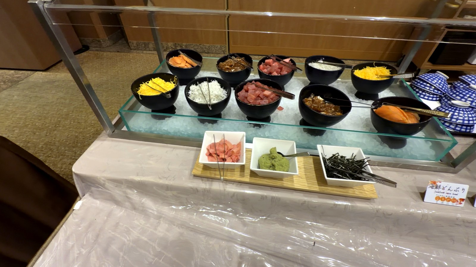 氷の台に並ぶ海鮮丼の具
