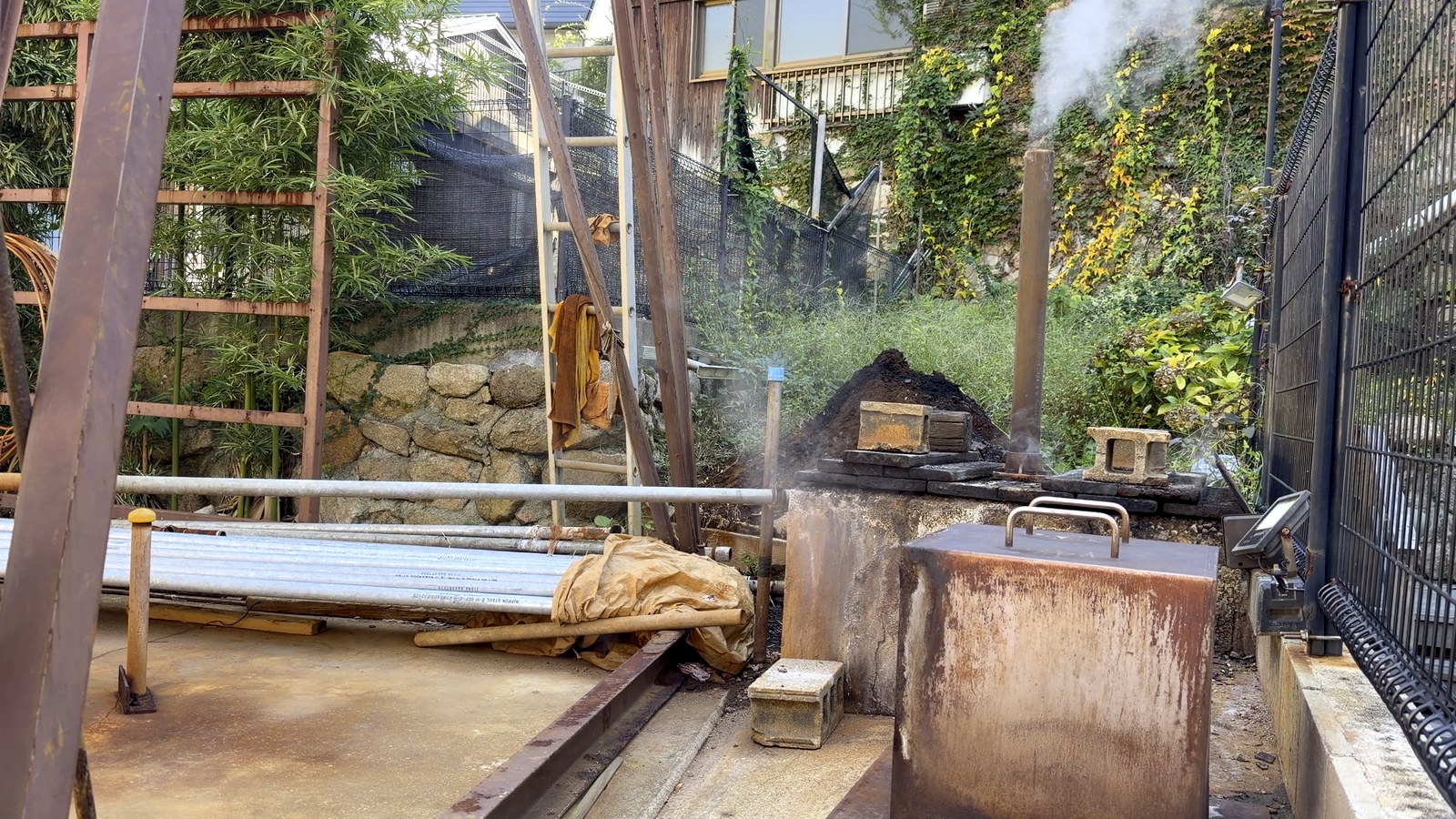 湯気の上がる泉源