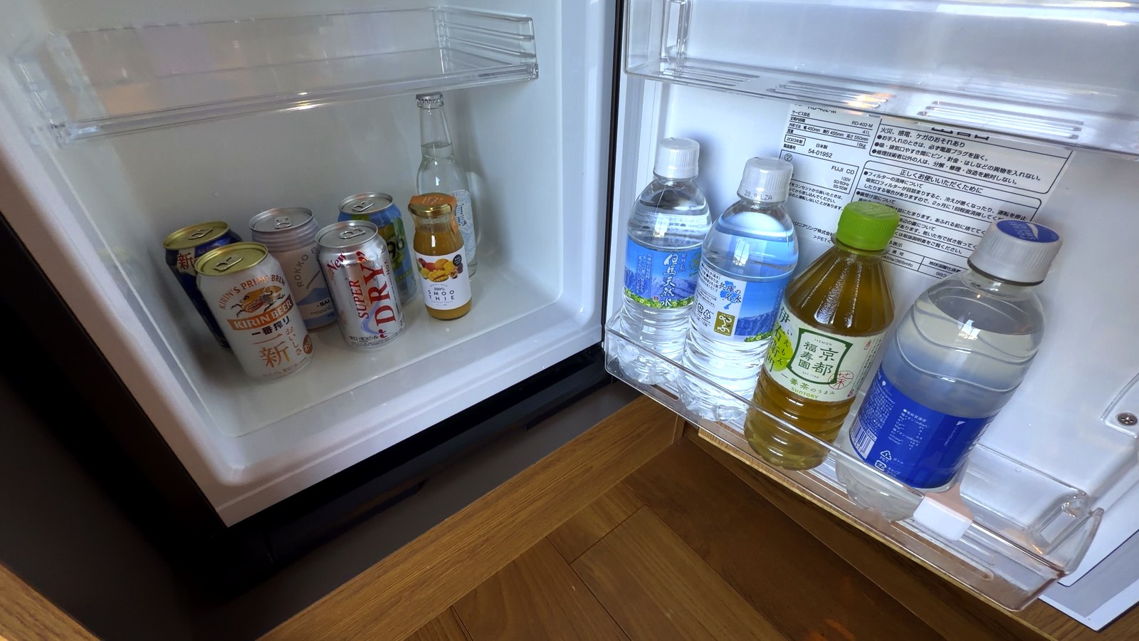 ビールやお茶、水が並ぶ冷蔵庫の中
