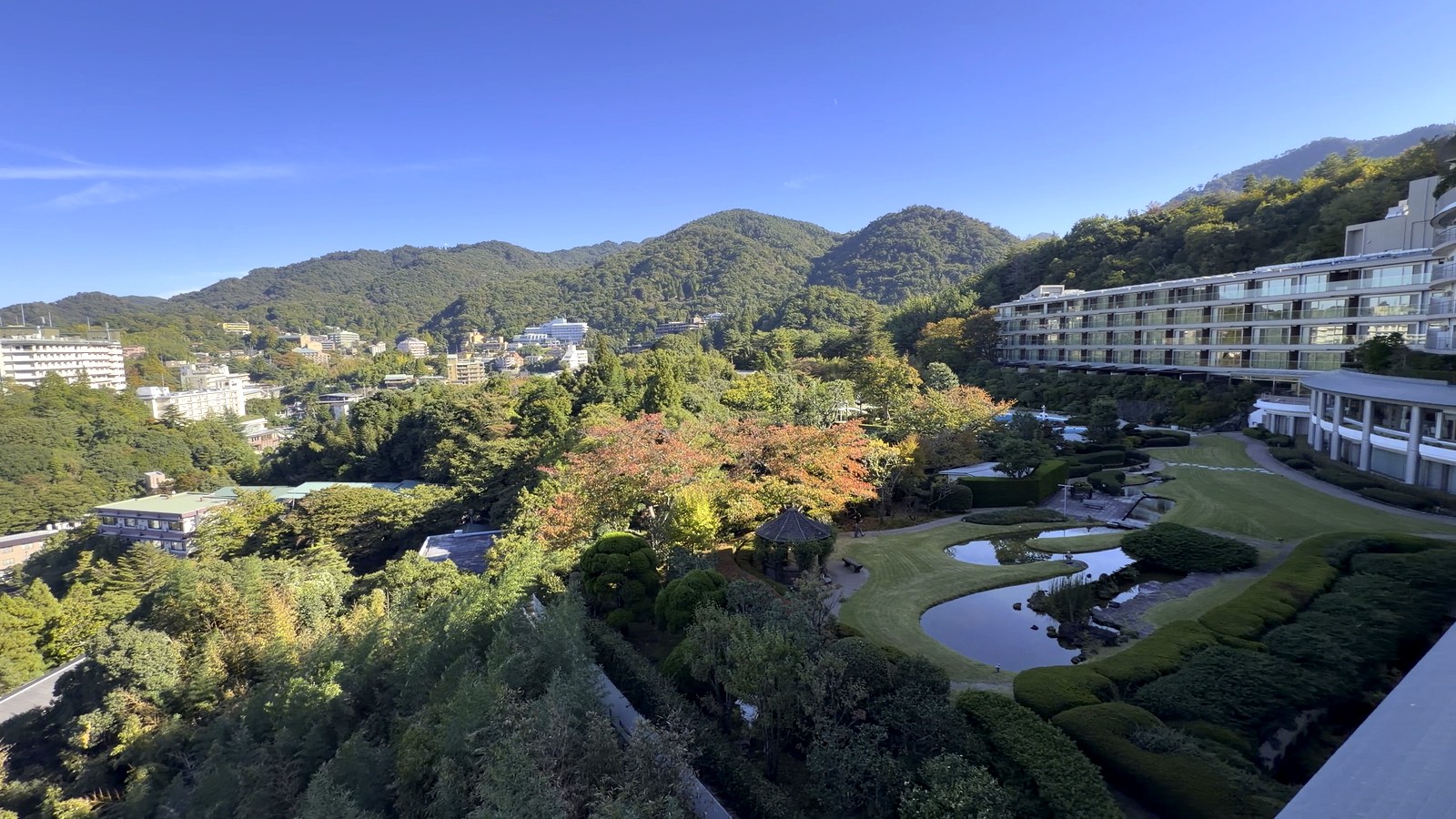 バルコニーから見下ろす日本庭園と中央館