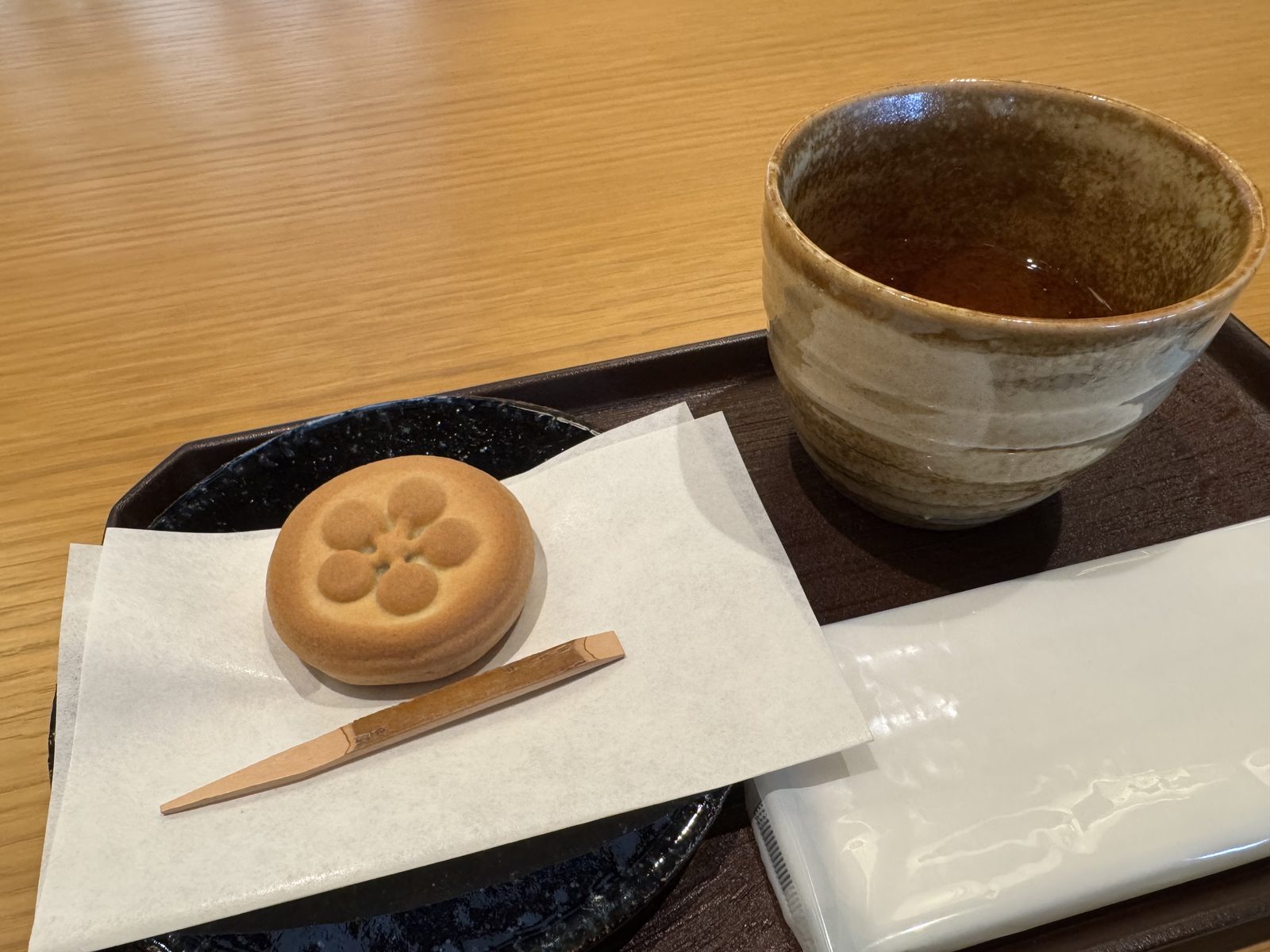 チェックインのときに出てきた、梅の焼き印が押された焼き菓子とお茶