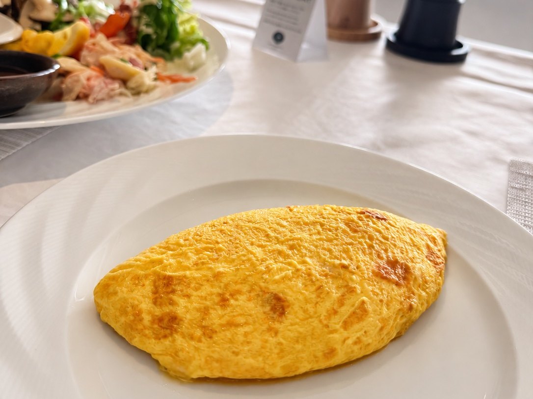 シェフが目の前で焼いてくれた、ふわふわのオムレツ
