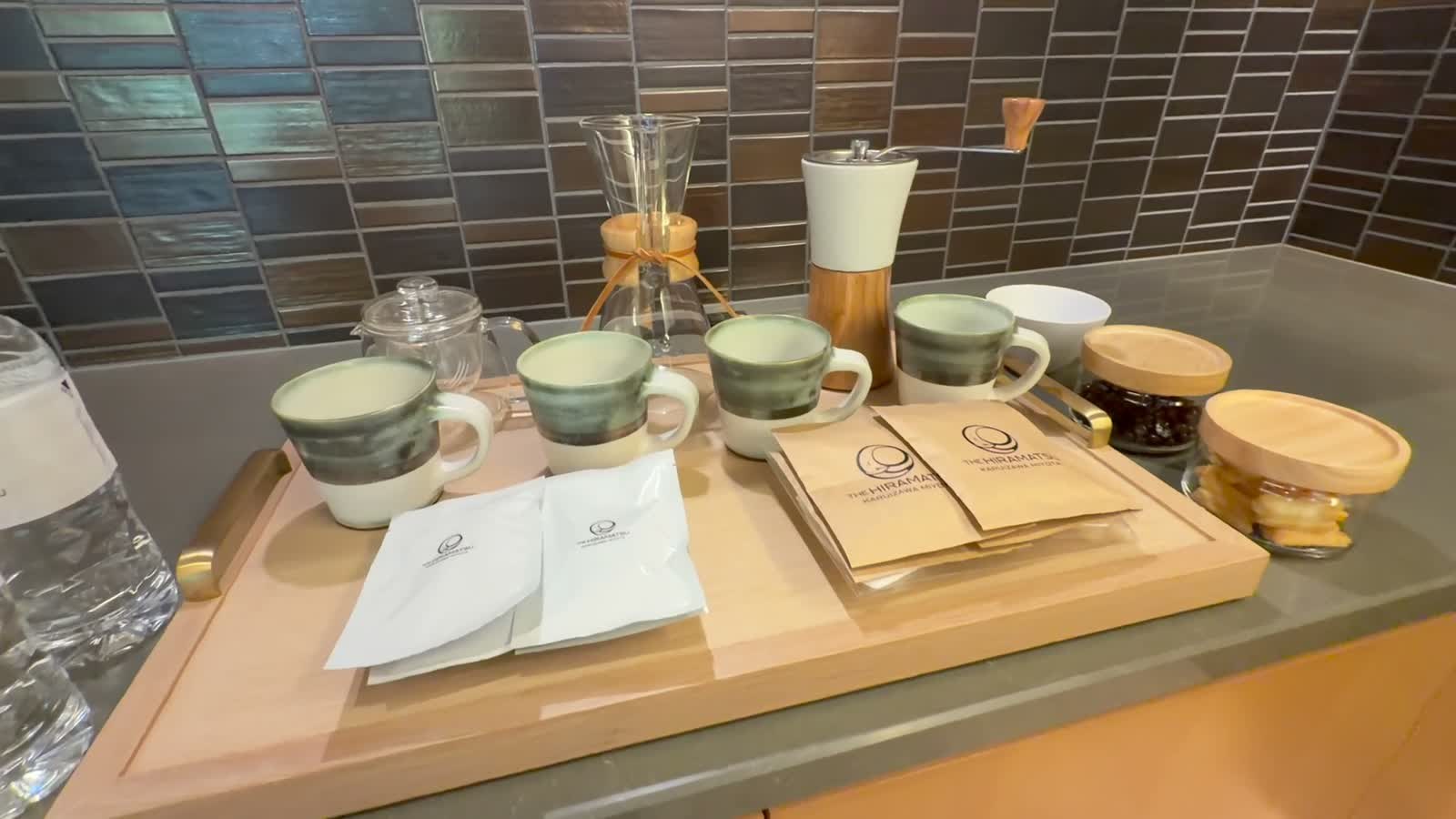 コーヒー豆とドリップ器具が並ぶトレー