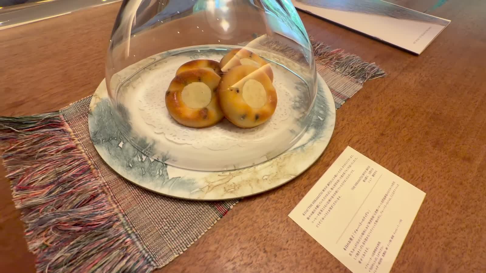 ガラスのドームに入った焼き菓子