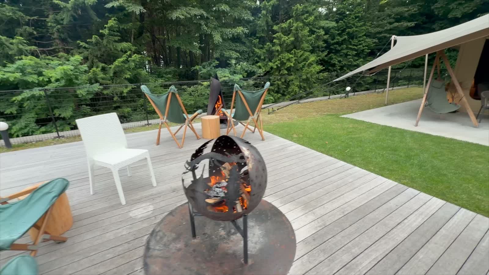 三脚型の焚き火台で燃える炎