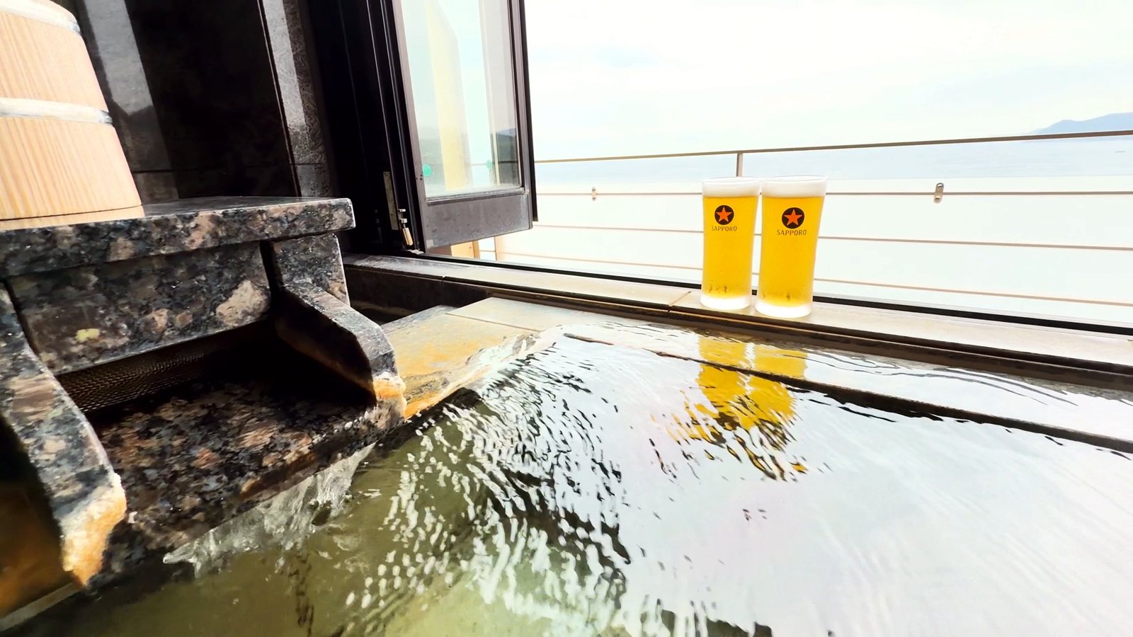 湯船のふちに置いた生ビール