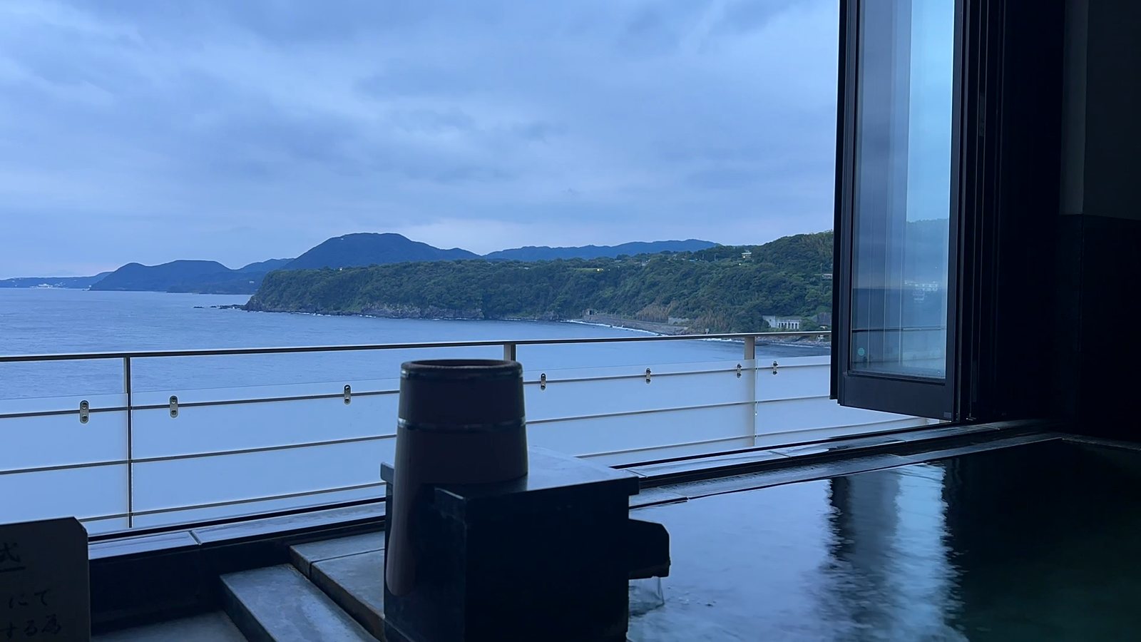 日が傾いて、青く染まっていく海と対岸