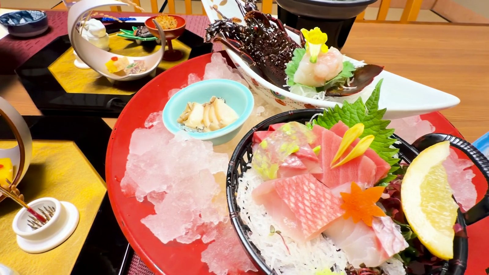 伊勢海老が姿のまま盛られたお造り