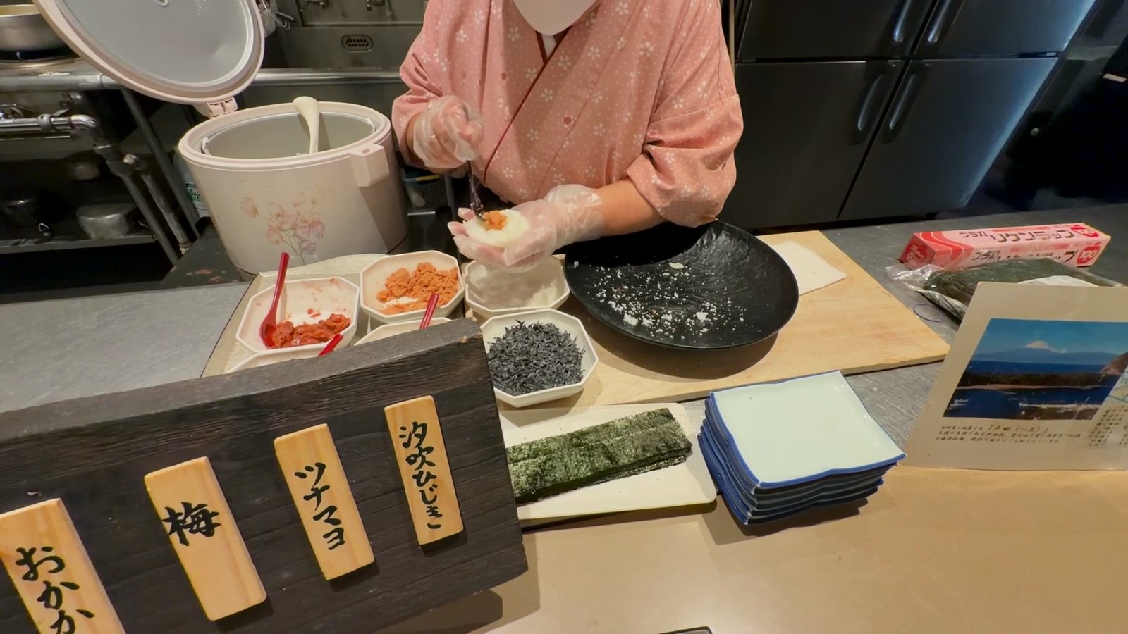 目の前でおにぎりを握ってくれるコーナー