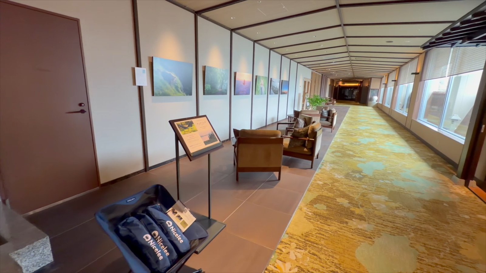 絵が飾られた館内の廊下