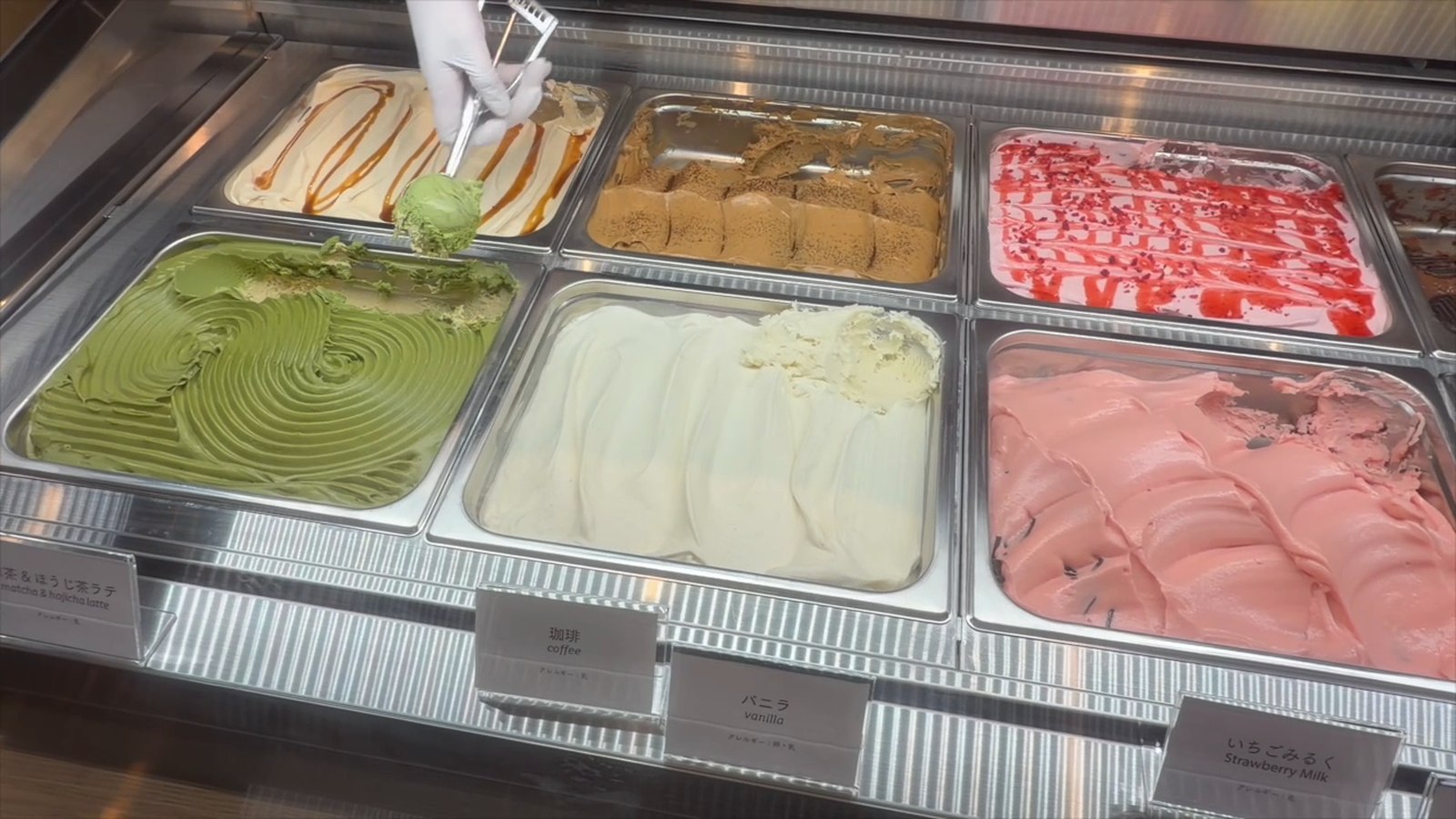 カフェのアイスクリームのショーケース