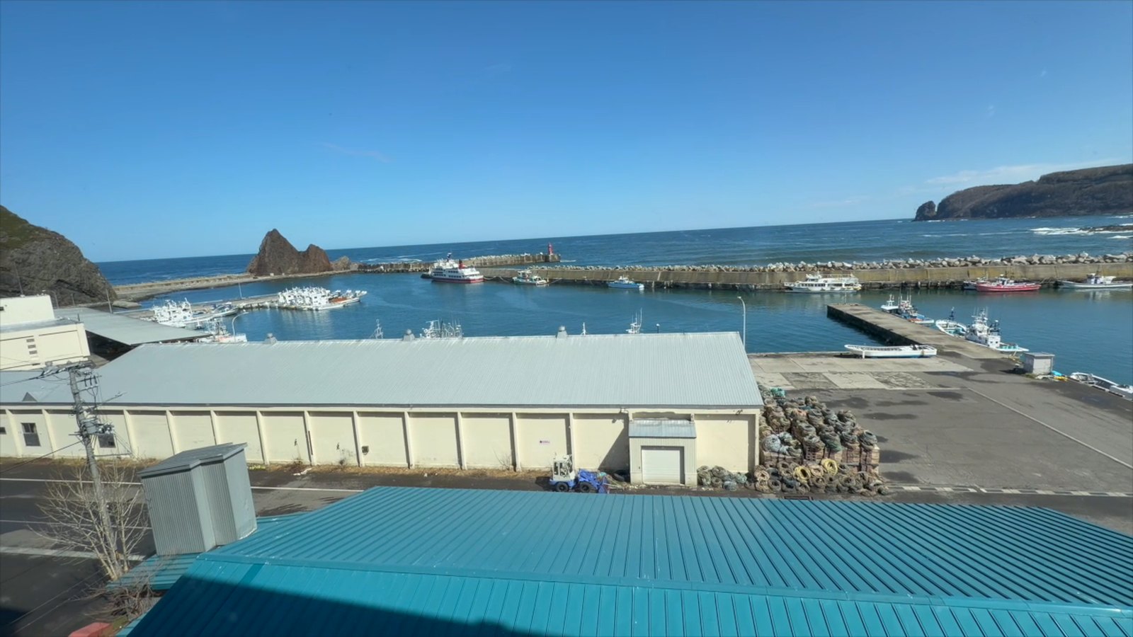 客室から見えるウトロ港とオホーツク海