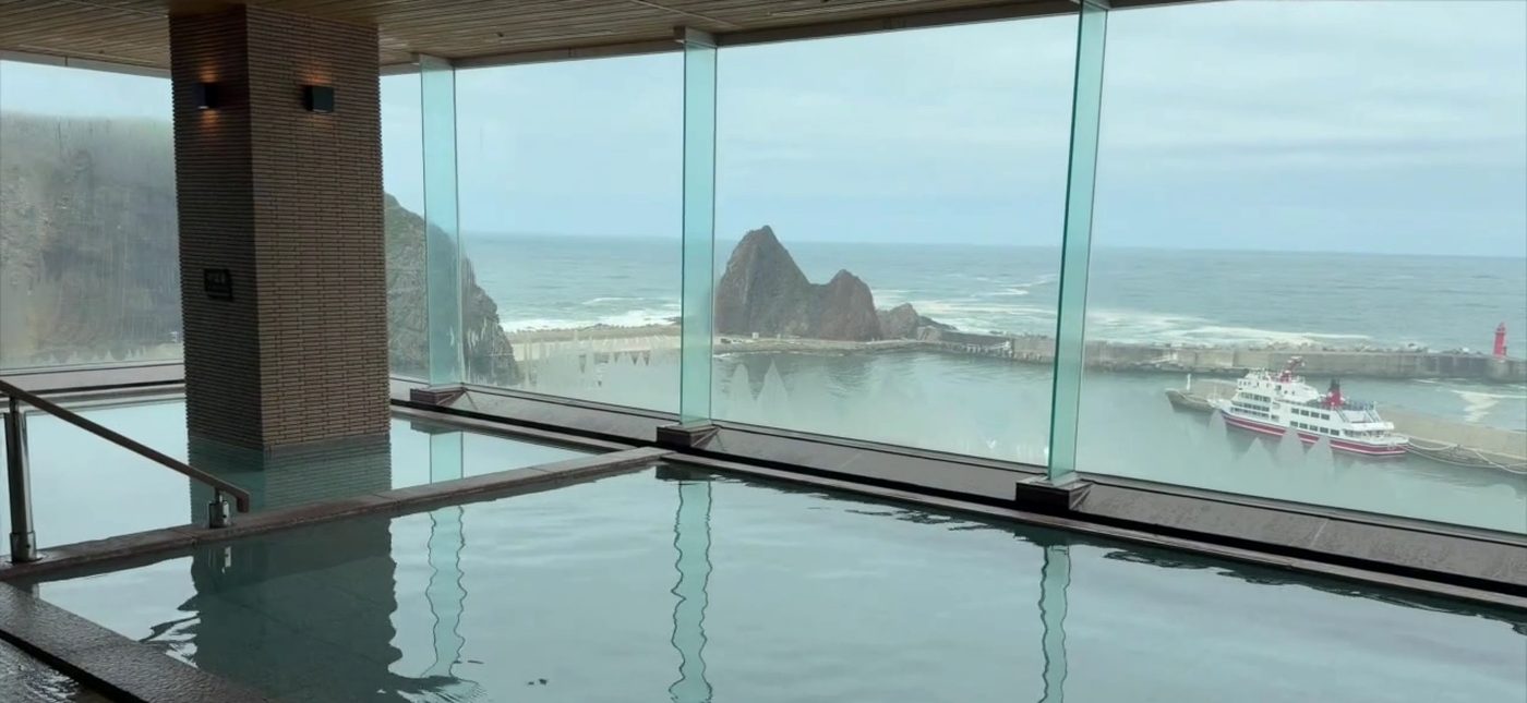 大浴場からオホーツク海を望む