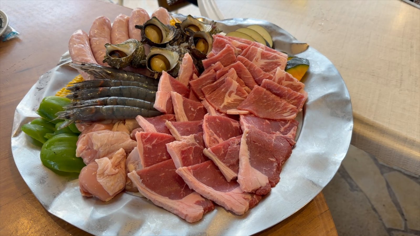 皿に盛られた肉と海鮮の盛り合わせ