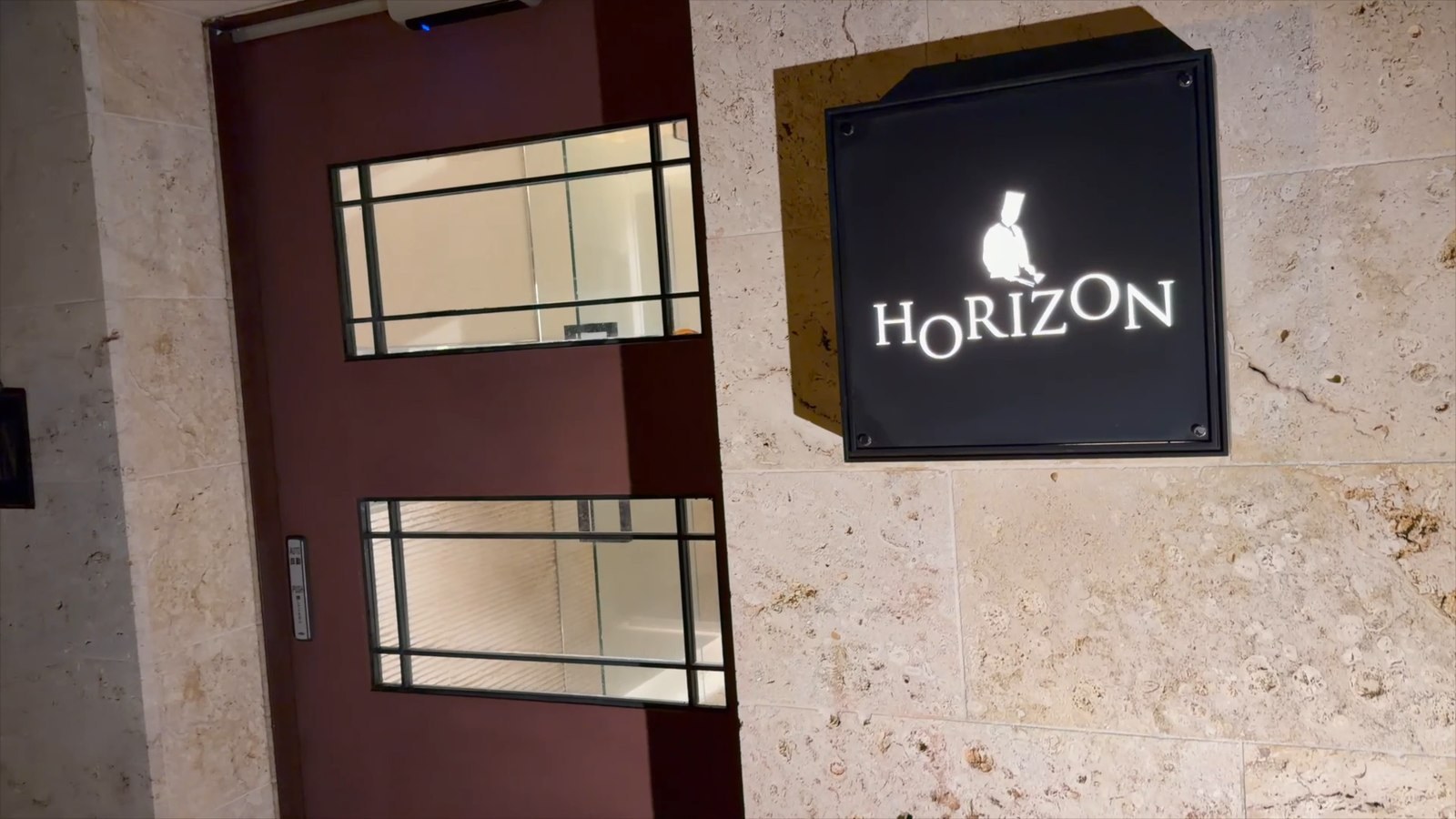 「HORIZON」の看板がある入口