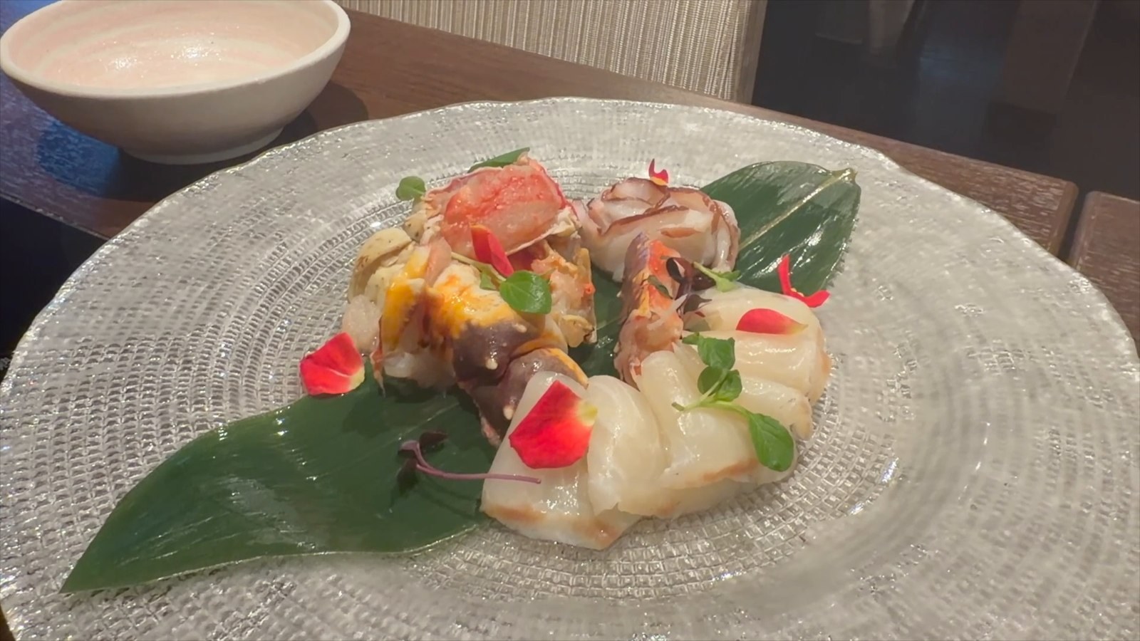 皿に美しく盛られた海鮮