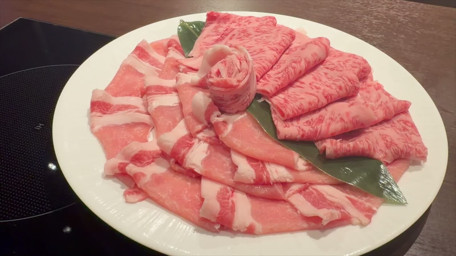 大皿に扇状に並べられた霜降りの和牛