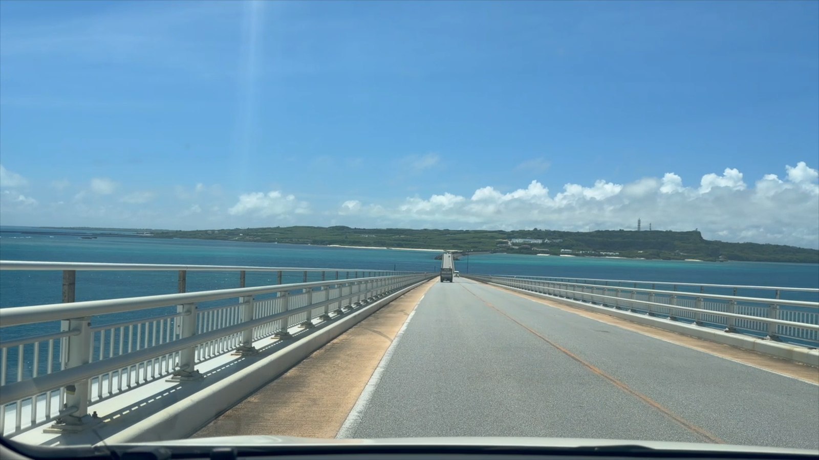伊良部大橋の上から見たエメラルドグリーンの海