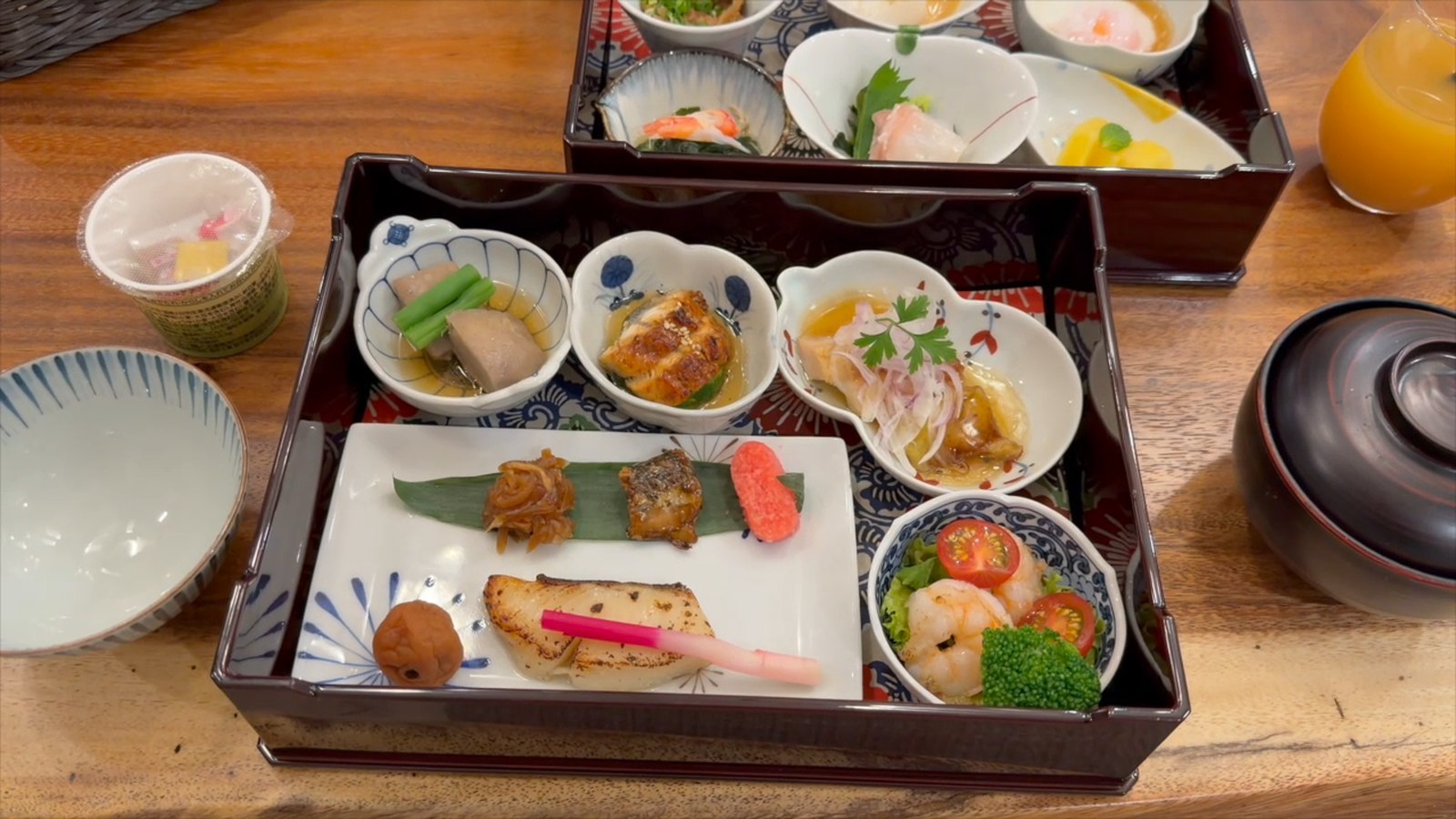 重箱に盛られた和食の朝食