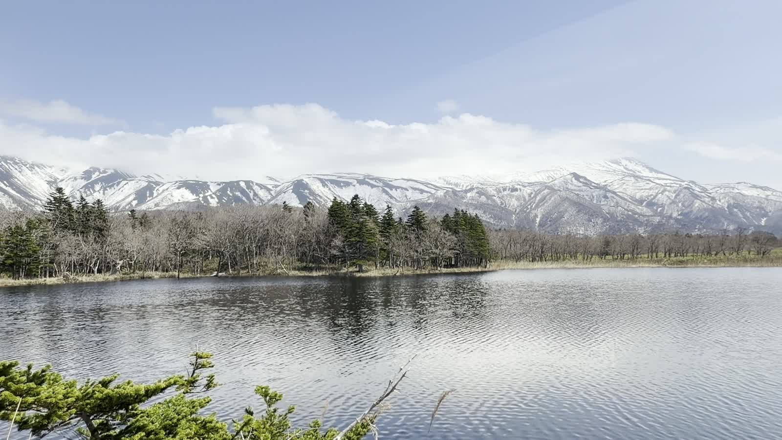 一湖の湖面と、奥に連なる知床連山