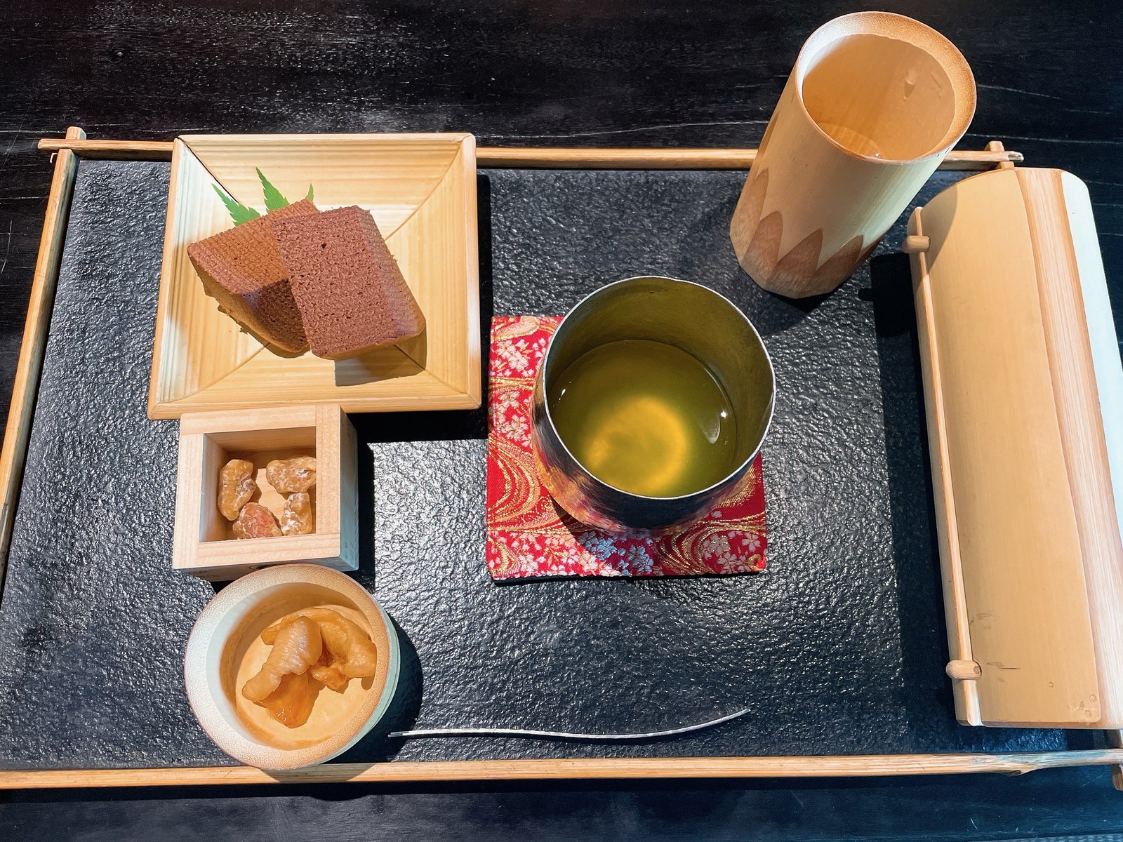 冷たいお茶とお菓子のおもてなし