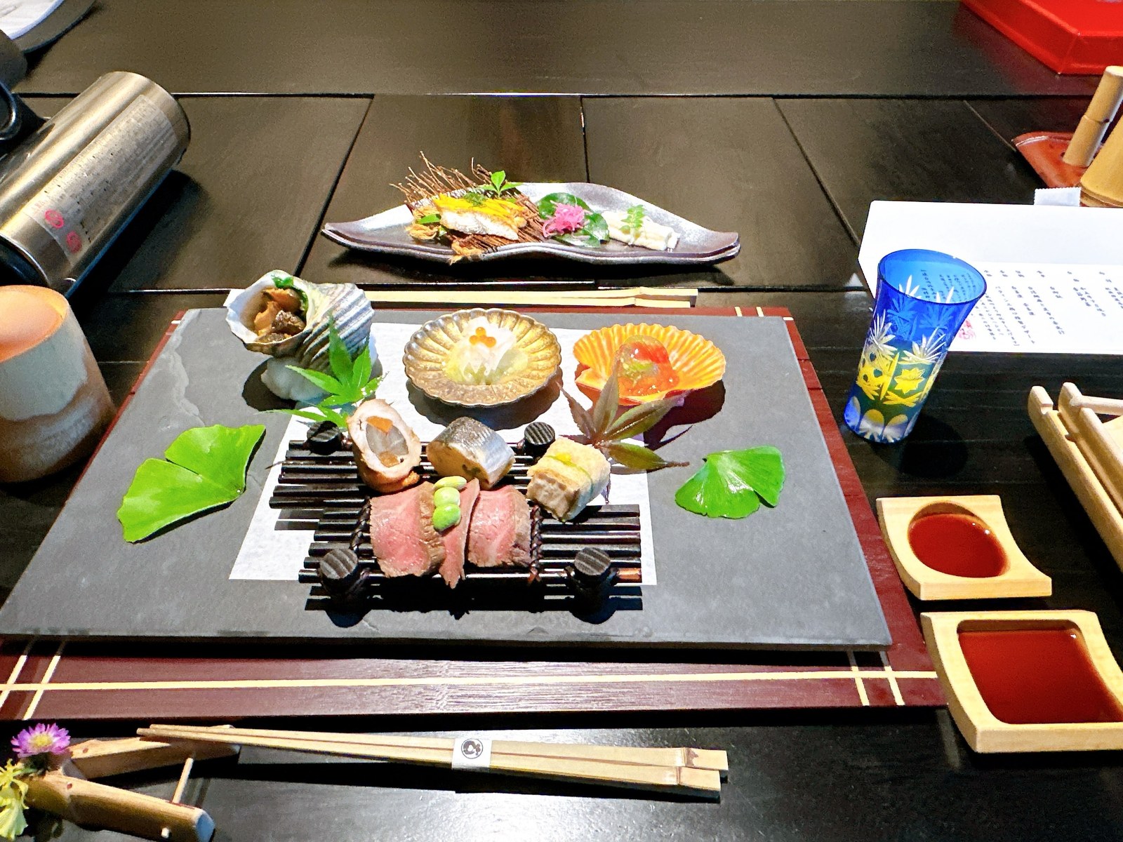 和王牛のたたき寿司が並ぶ前菜