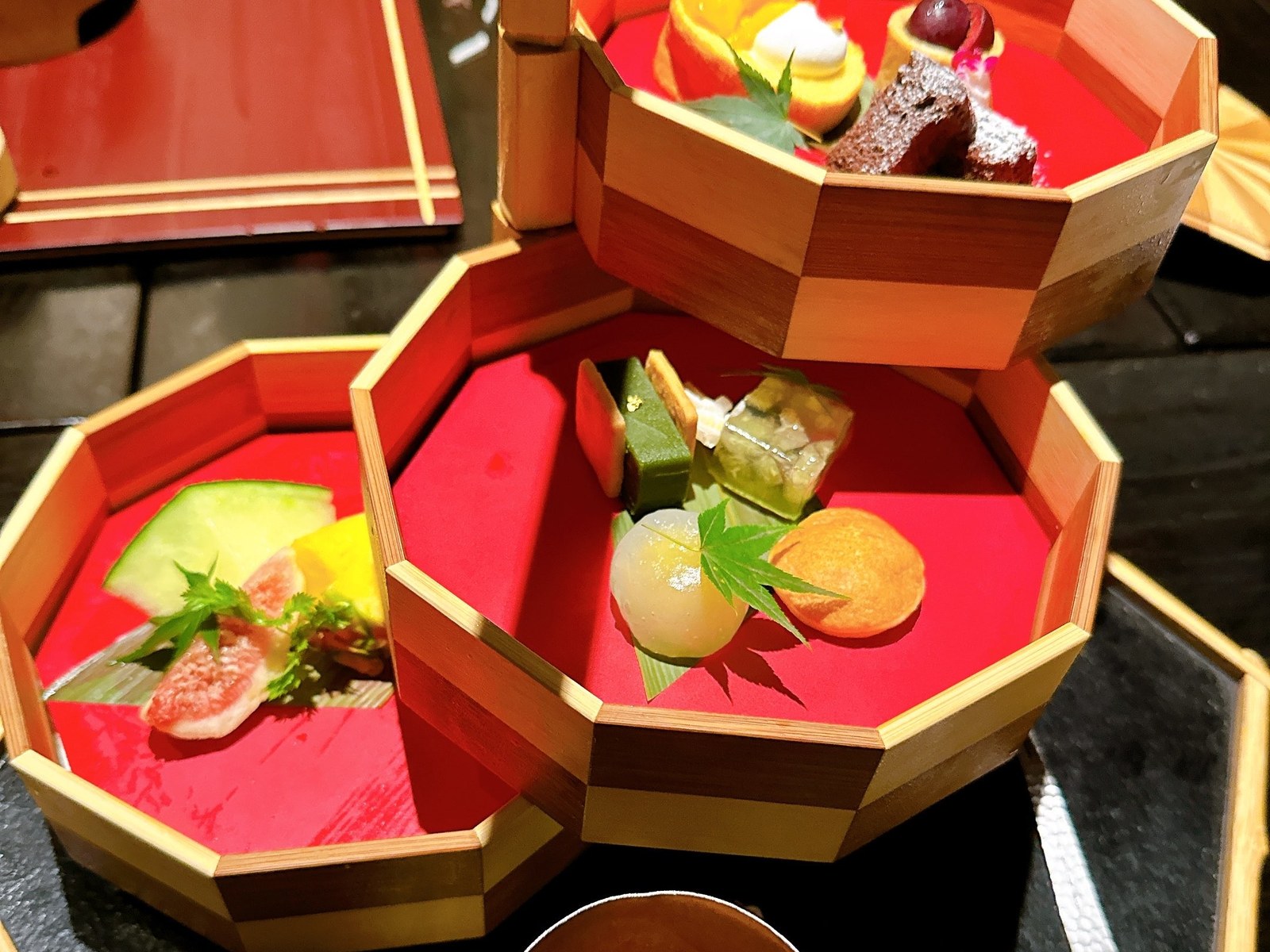 重箱に盛られた、パティシエ特製のデザート