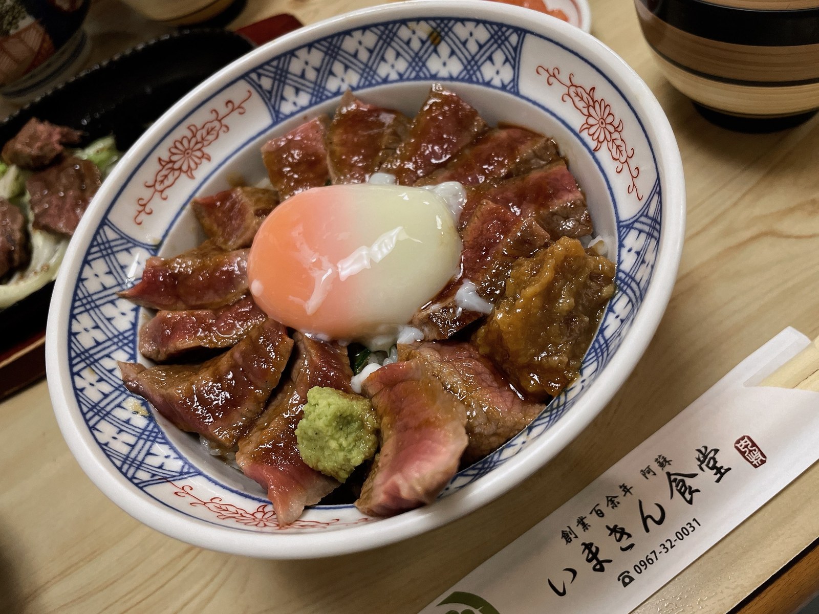 温泉卵がのったあか牛丼