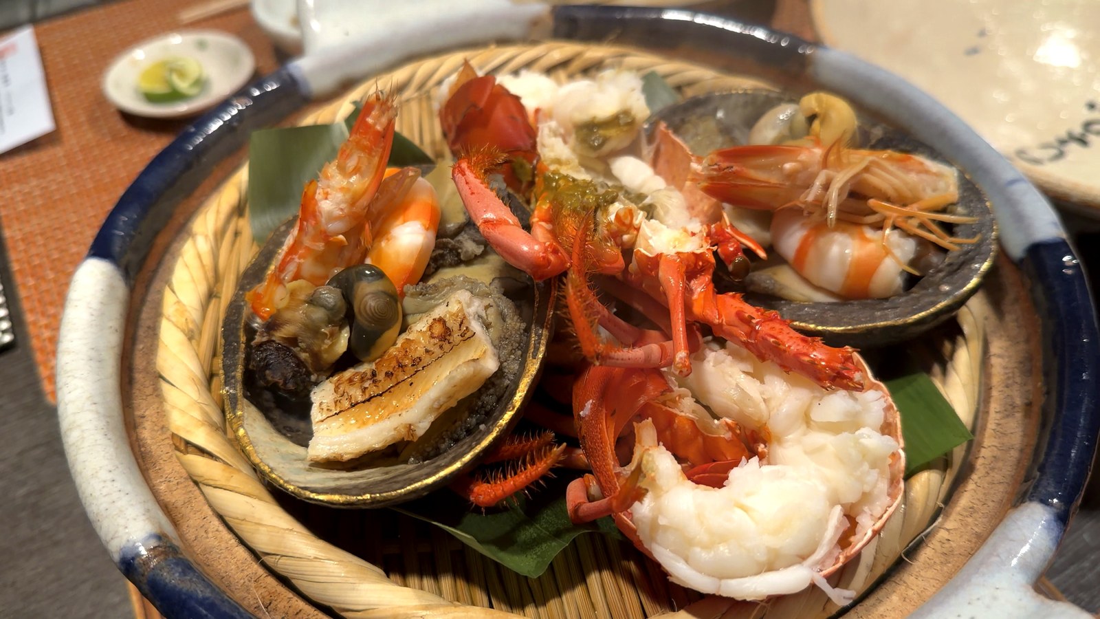 伊勢海老、鮑、貝を蒸し上げた強肴