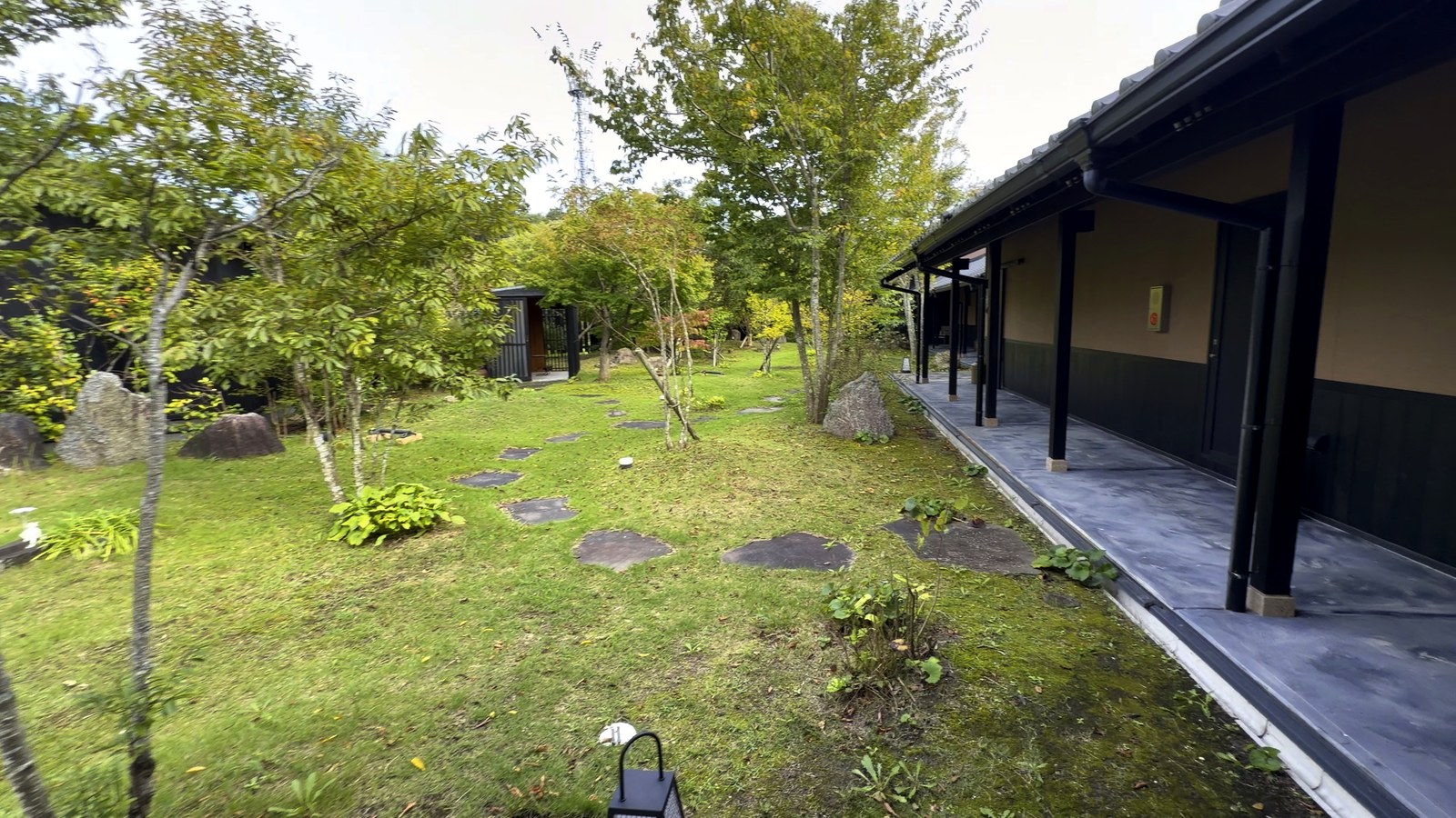 お庭に沿った屋根つきの回廊