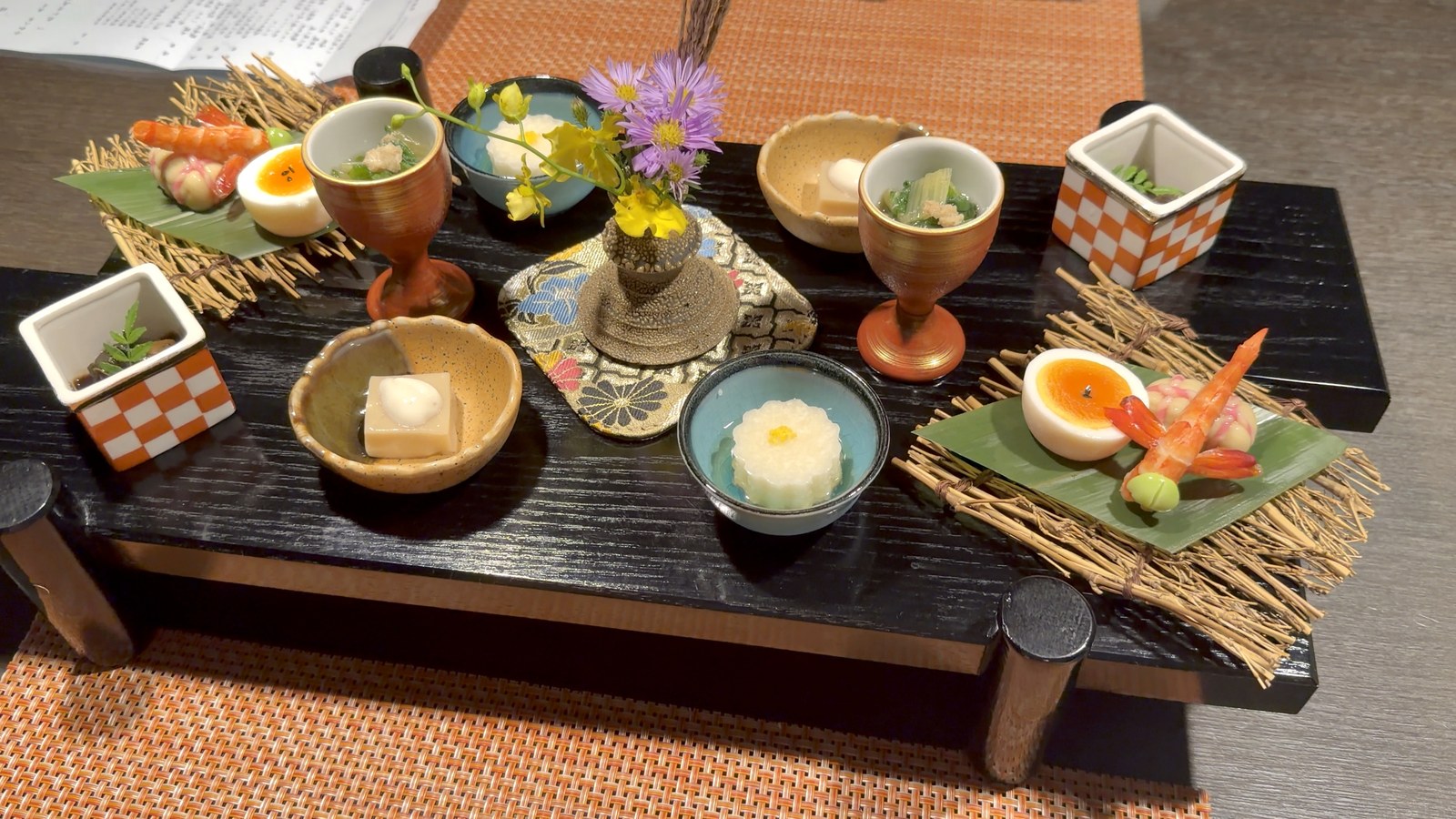 黒い台に小さな器が並ぶ前菜