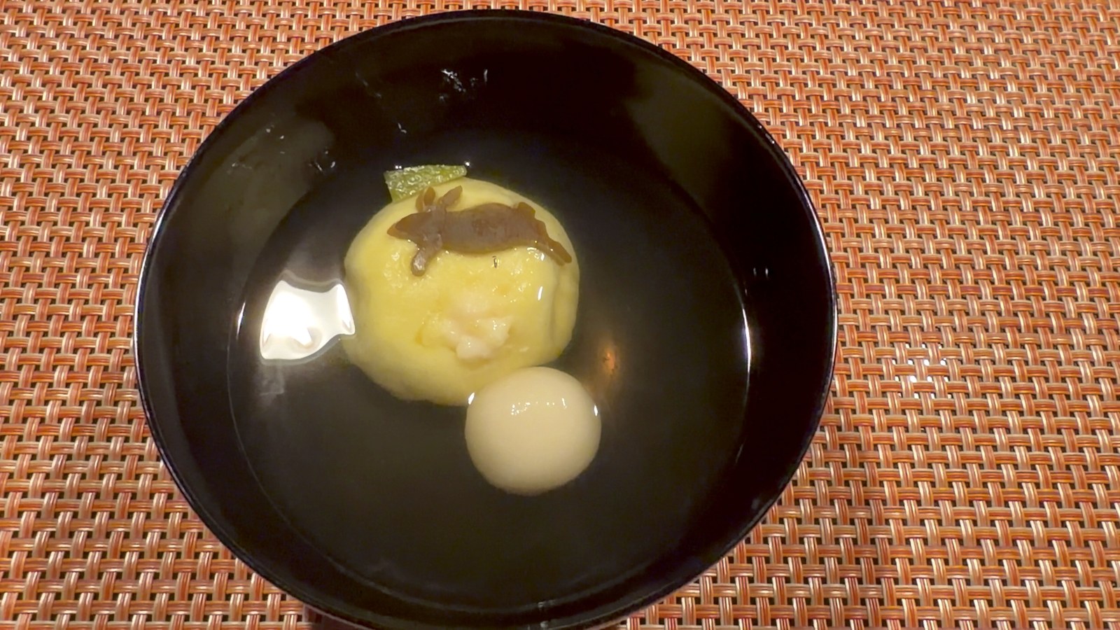 黄色い月と昆布の兎の煮物椀