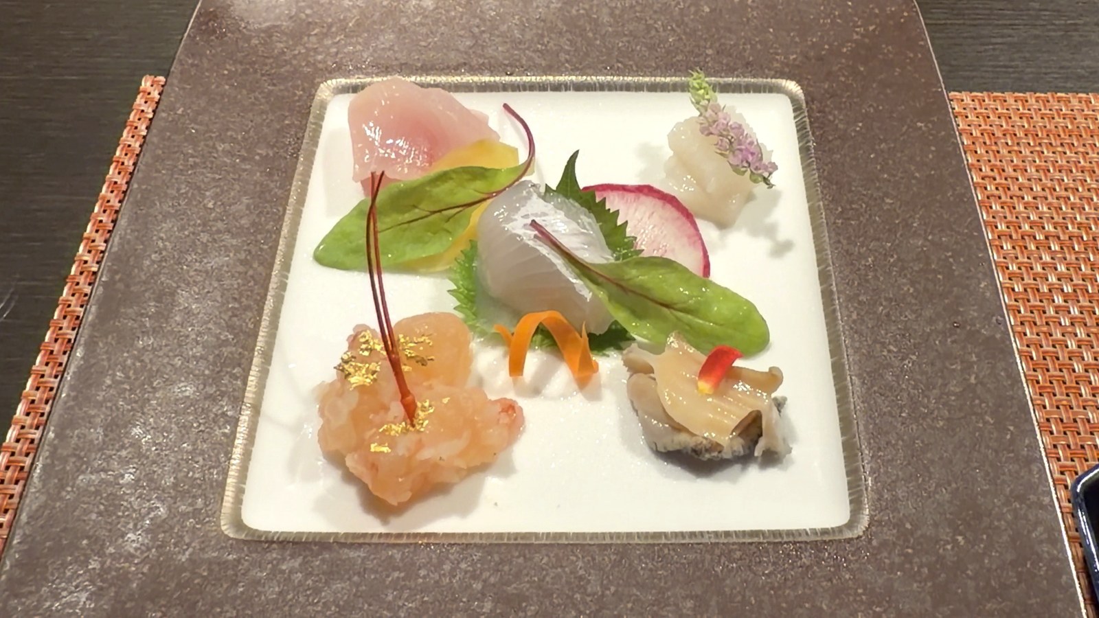 金箔をのせた伊勢海老の洗いと、お造り