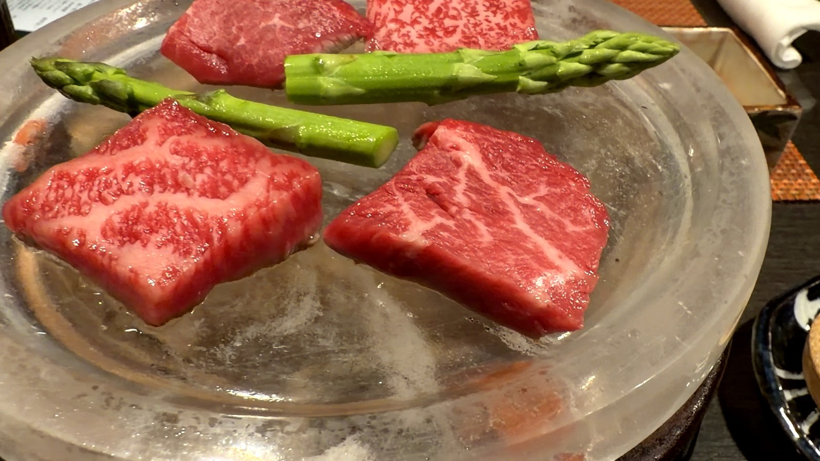 水晶の板で焼く飛騨牛と知多牛