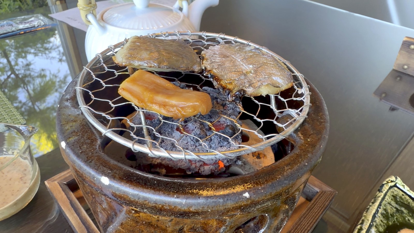炭火の網で焼く干物